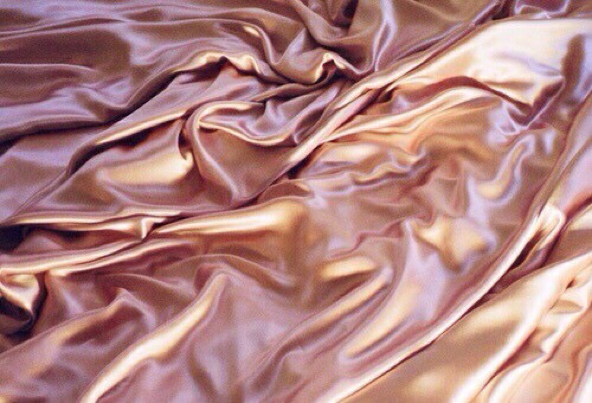 Золотисто розовый пластичный металл на воздухе. Атлас сатин Силк. Красивые ткани. Шелковая ткань. Розовый шелк.