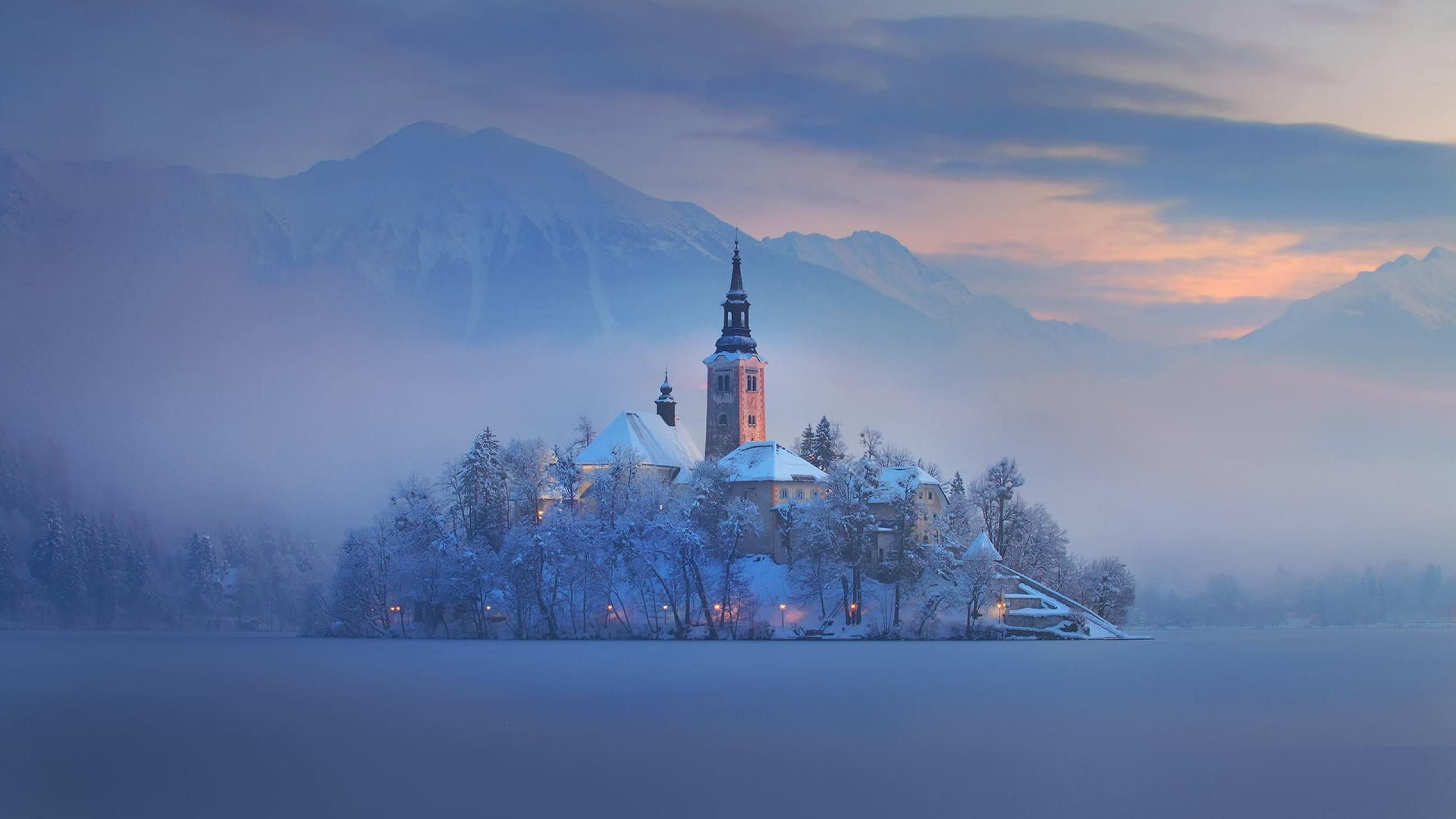 Зимний остров. Озеро Блед Словения зима. Озеро Блед в Словении с Церковью. Озеро Блед Словения зимой. Бледский зимний замок Словения.