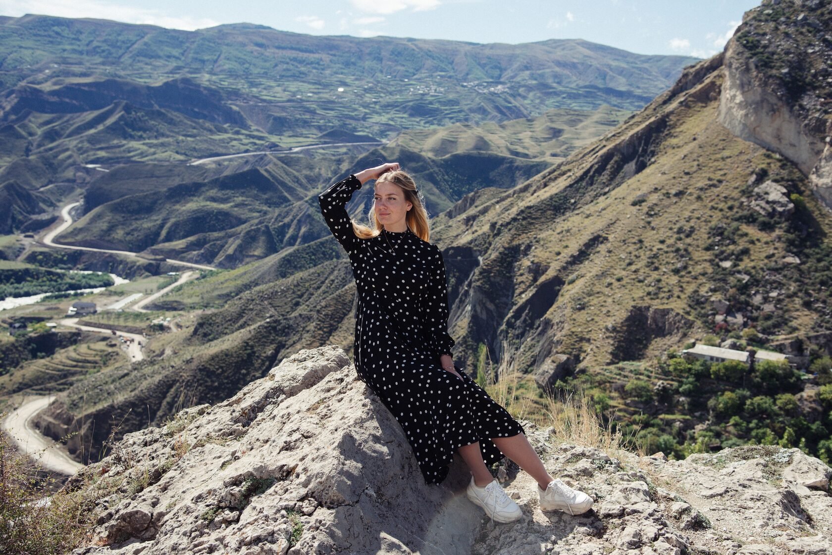 Тур выходного дня дагестан. Фотосессия на бархане в Дагестане. Дагестан горы и море. Горы блондинка Дагестан. Дагестан в июле.