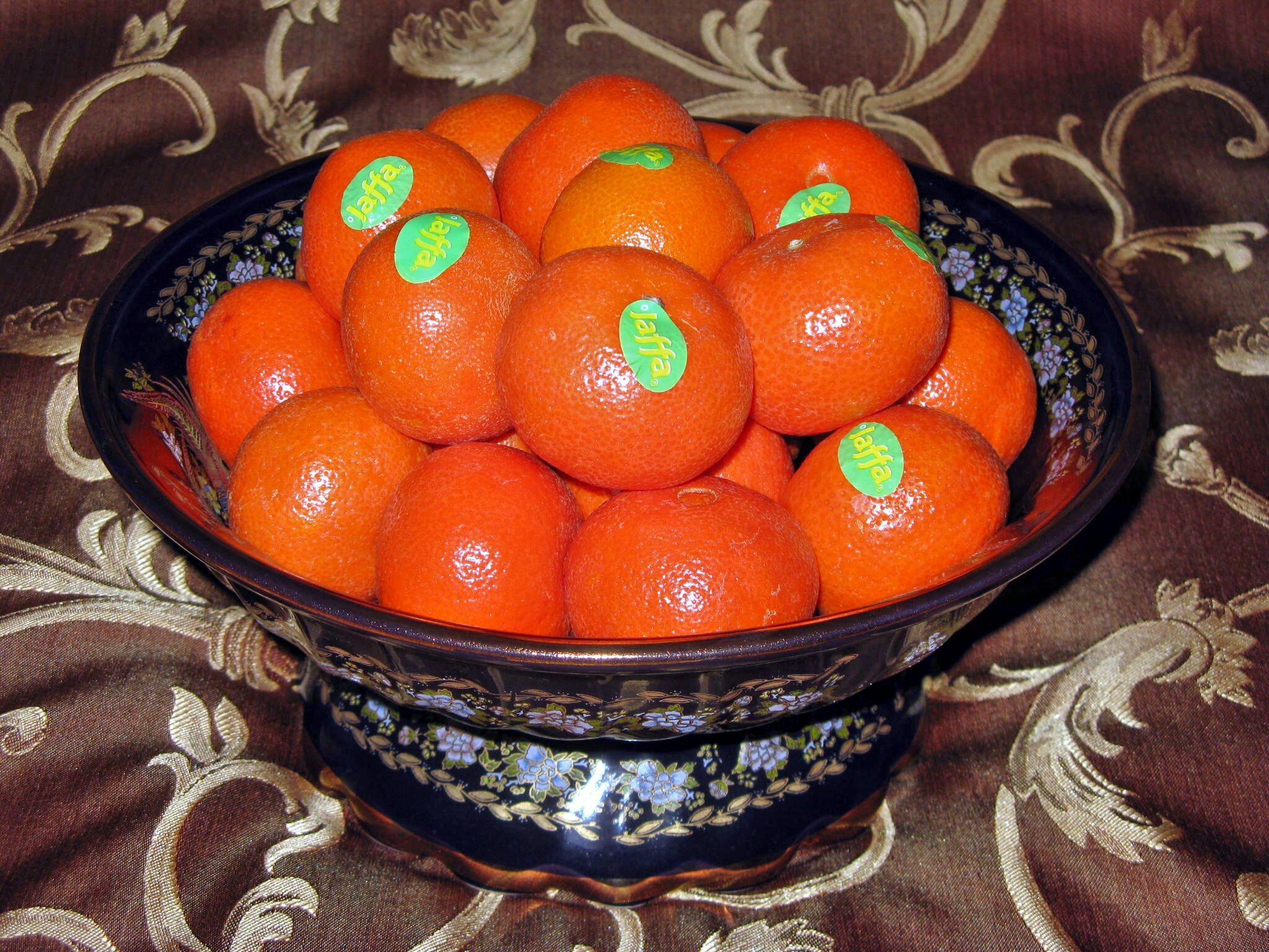 Сколько надо мандаринов. Мандарины в тарелке. Апельсины в вазе. Ваза "мандарин". Тарелка "апельсин".