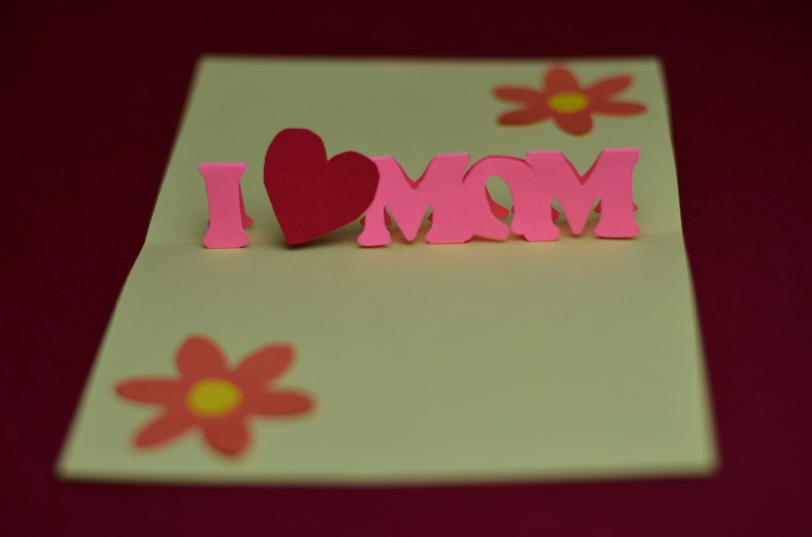 Я хочу подарок маме. Подарок маме. Полелка не лень матери. Поделка подарок маме. Подарок на день матери.