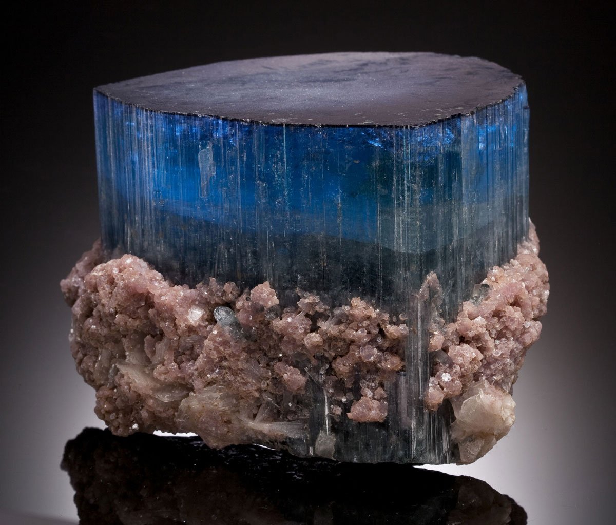 Большой красивый камень. Индиголит. Индиголит минерал. Турмалин индиголит месторождение. Синий турмалин индиголит.