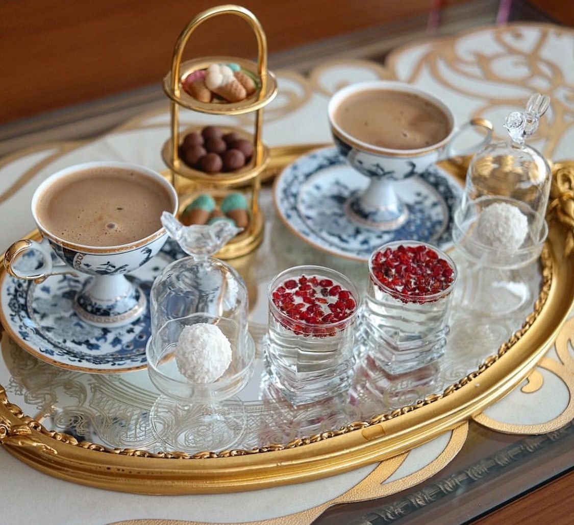 Что можно купить к чаю. Сервировка чайного стола. Красивая посуда на столе. Чаепитие. Красиво накрыть чайный стол.