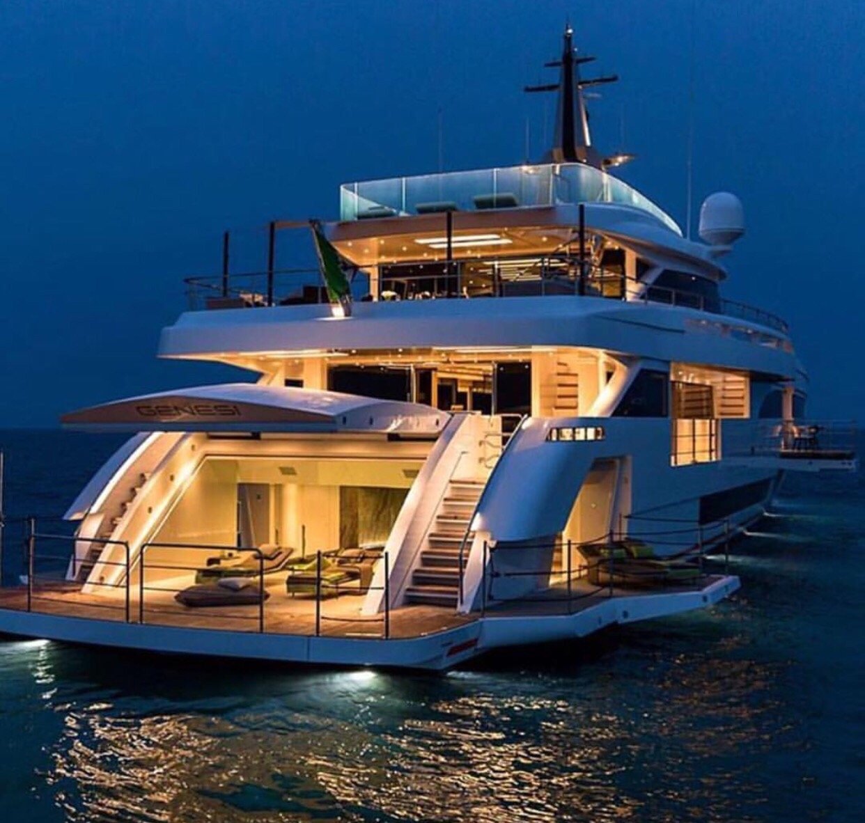 Luxury инструкция. Яхта Luxury Yacht. Мегаяхта Гамильтон. Суперяхта CRN 125 J Ade. Мегаяхта Acionna.