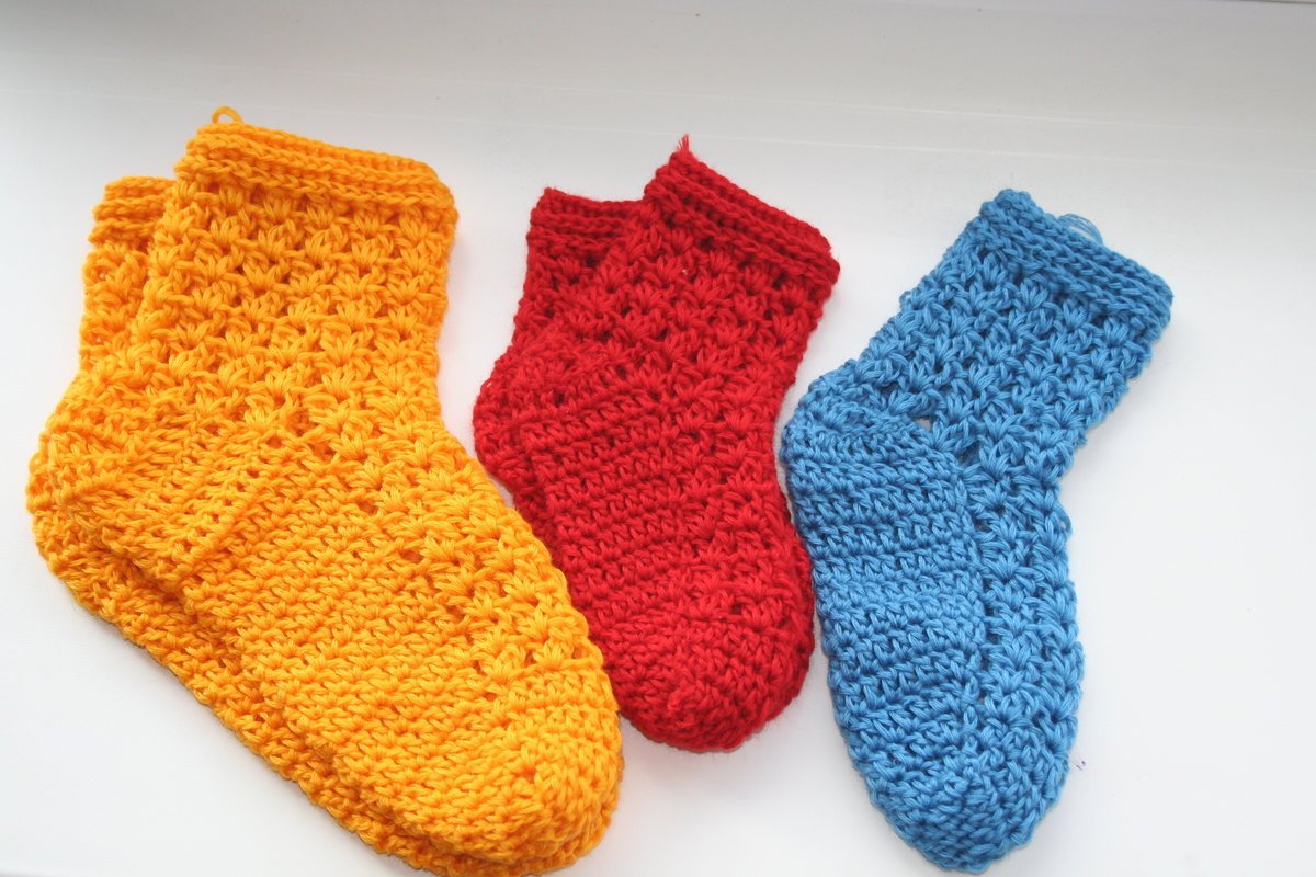 Носочки для новорожденных для начинающих. Вязаные носки. Детские носки спицами. Красивые детские носочки. Детские вязаные носочки.