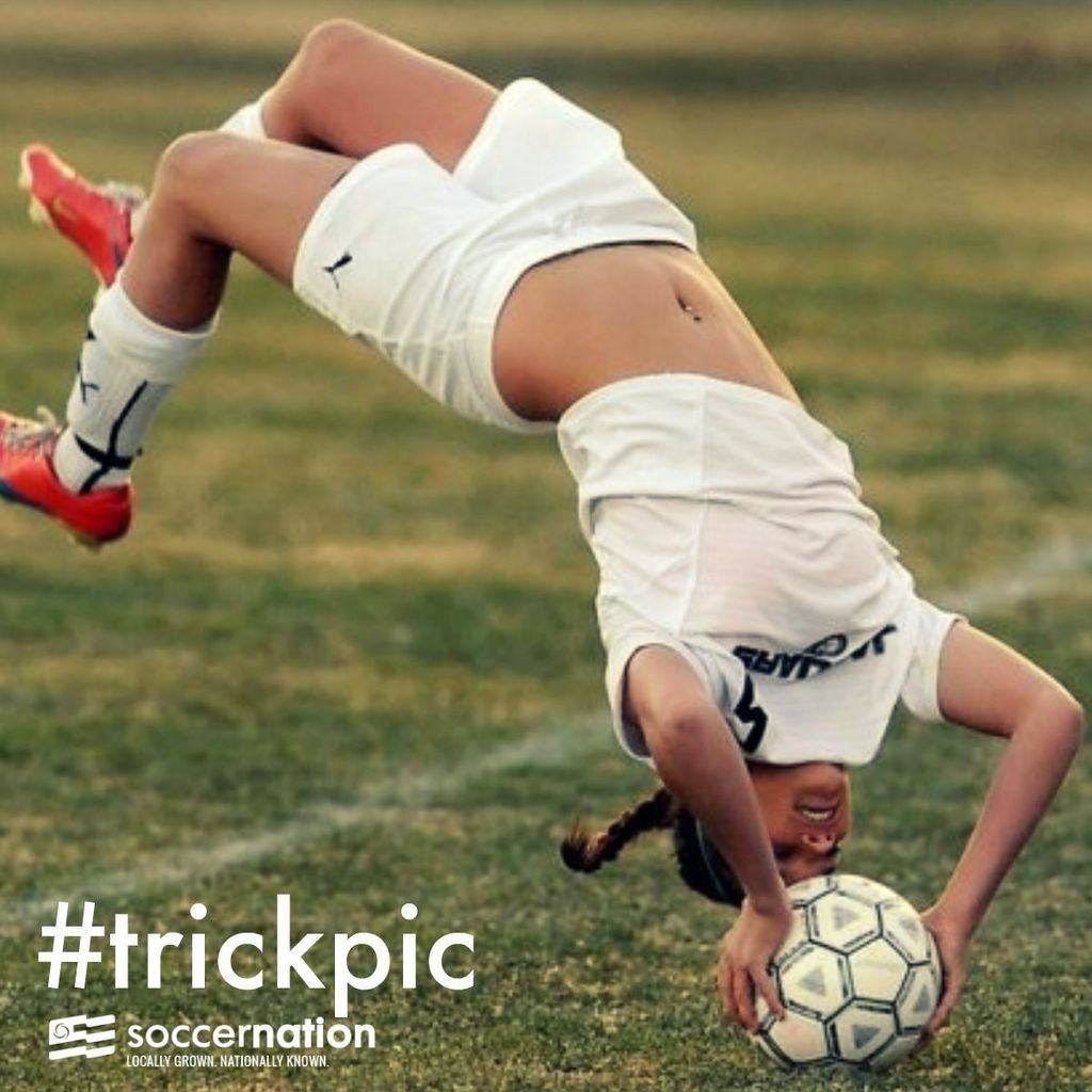 Стянула шорты. Девушка на футбольном поле. Женщина с футбольным мячом. Фотосессия на футбольном поле. Футболист с мячом.