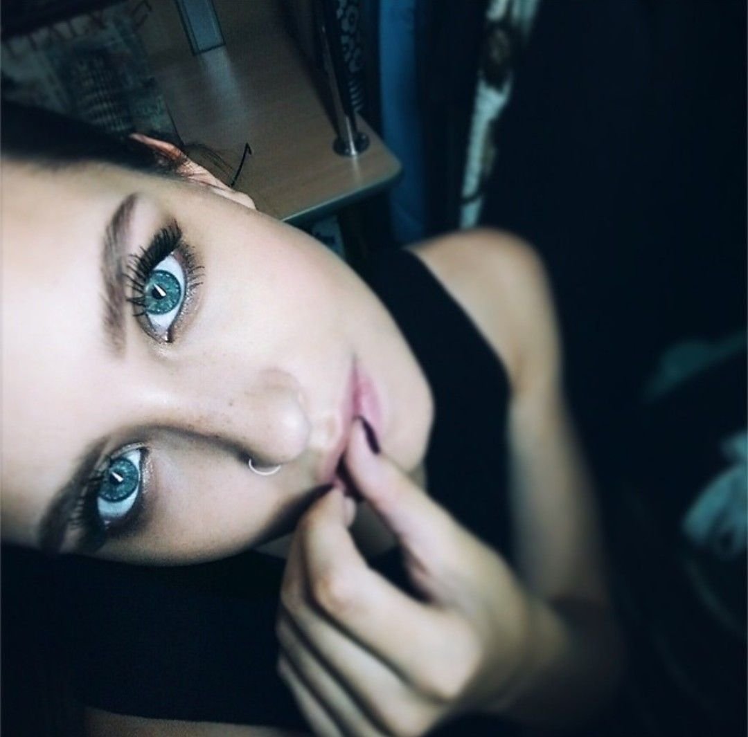Фулл кати. Катя Миро. Катя Миро глаза. Девушка с голубыми глазами селфи. Селфи глаза девушка.