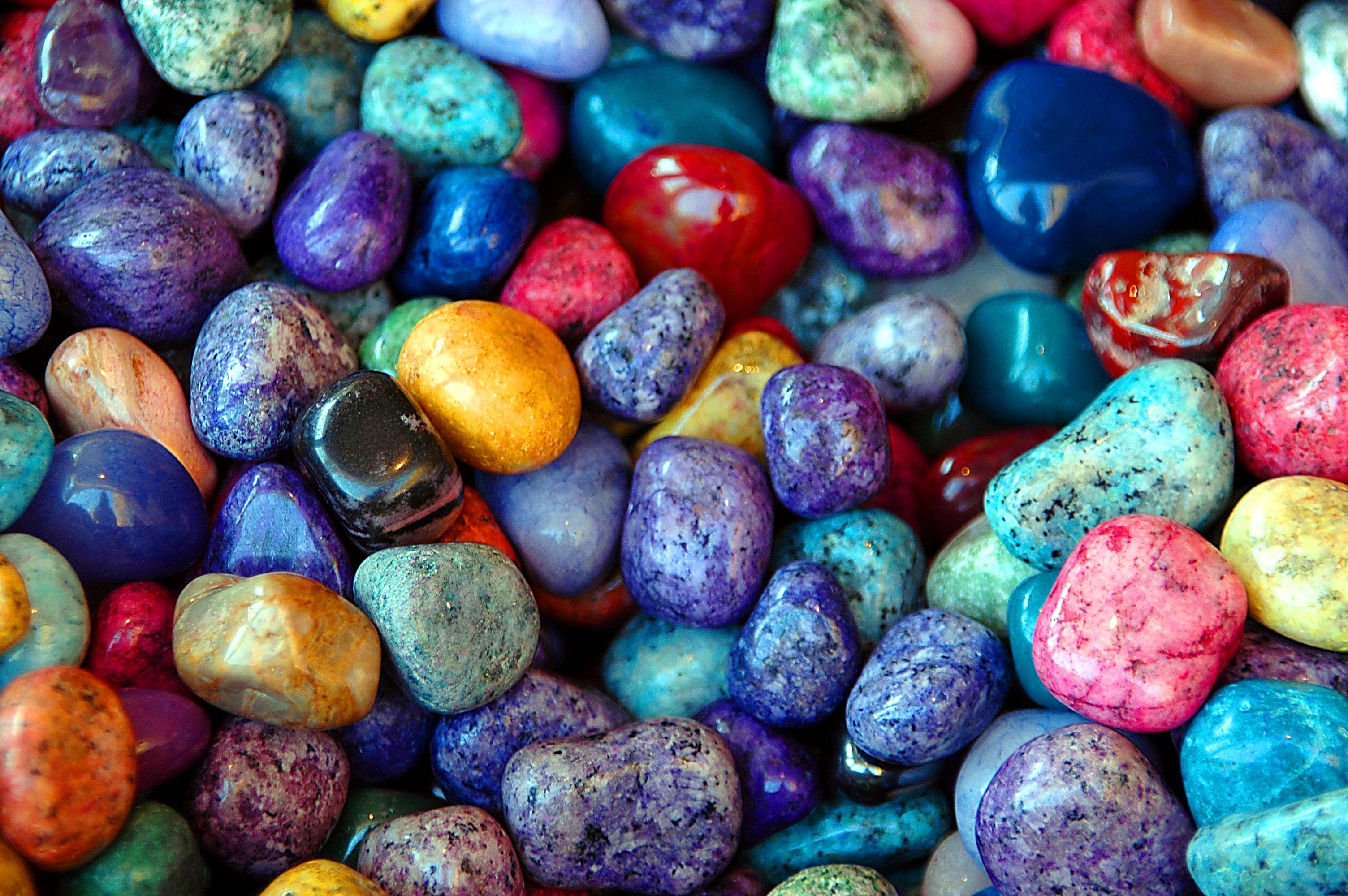 Цветные самоцветы. Разноцветные камни. Разноцветные камешки. Красивые камни. Разноцветная галька.