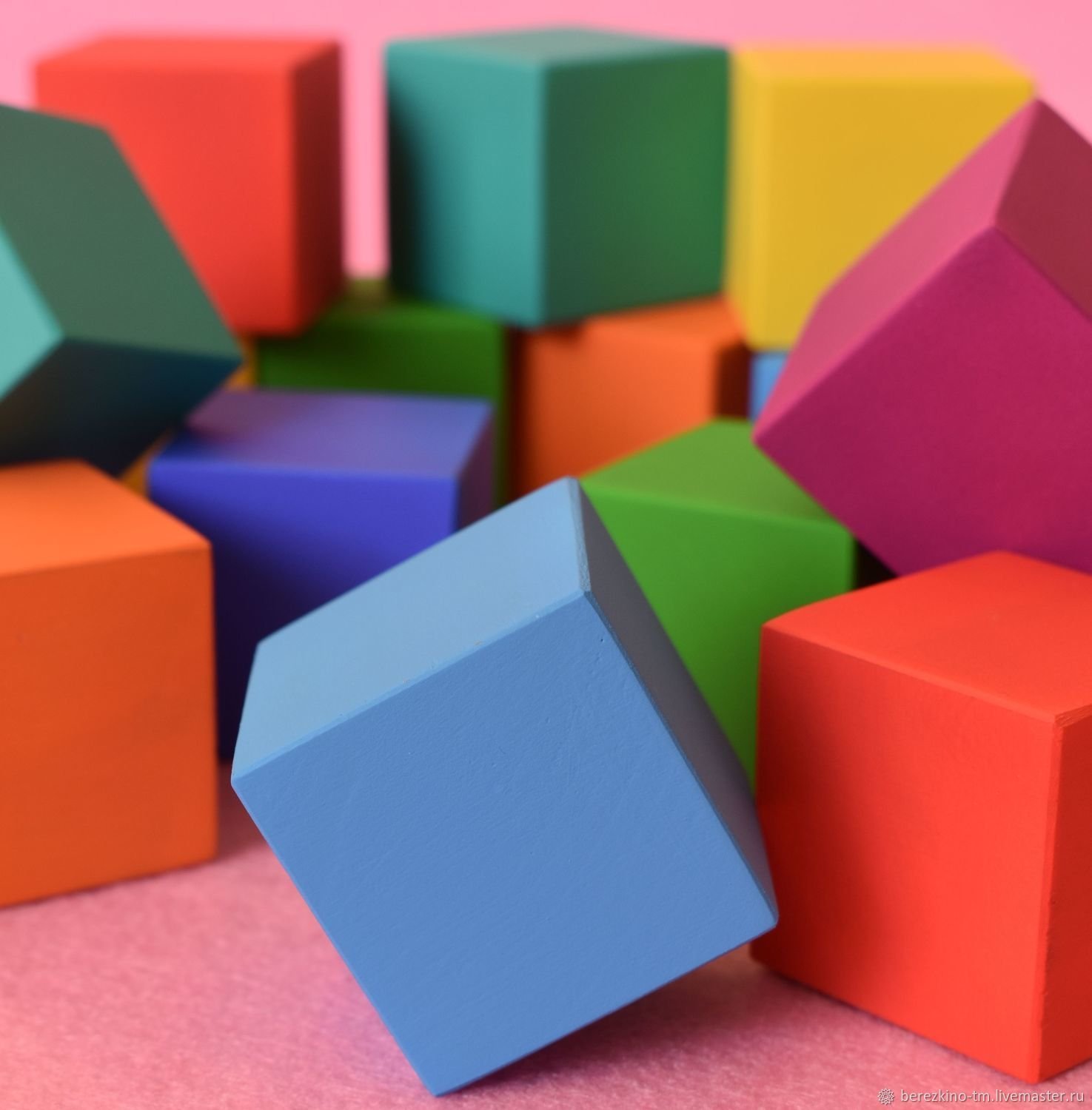 Кубики. Разноцветные кубики. Деревянные кубики разноцветные. Многоцветный кубик. Маленькие цветные кубики.