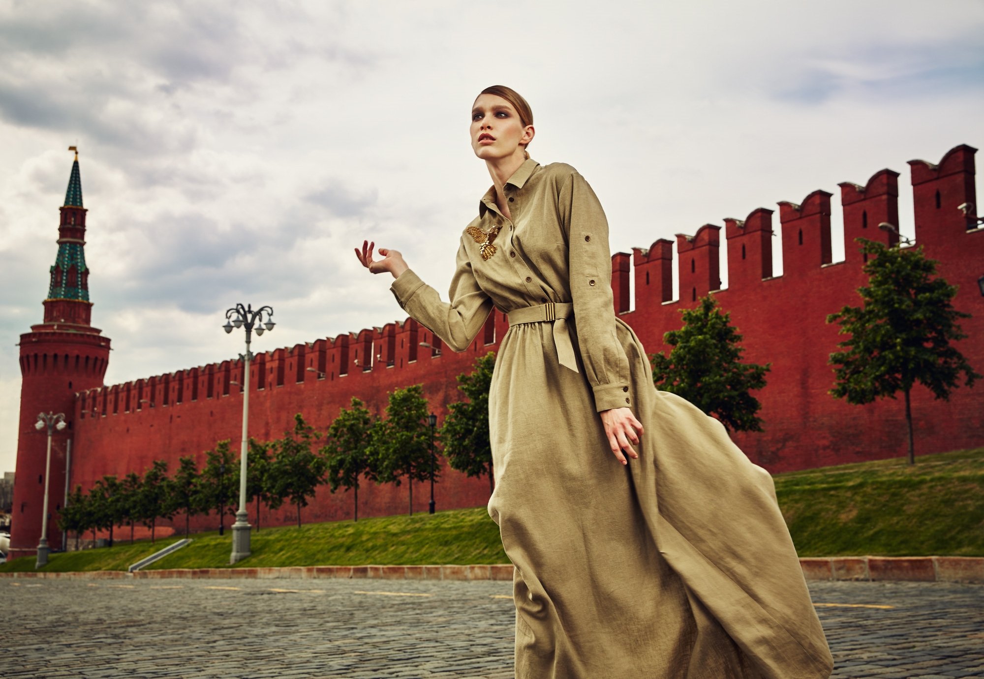 Кремлевский стиль. Фотосессия в стиле революции. Девушка на красной площади. Фотосессия на красной площади. Фотосессия на фоне Кремля.