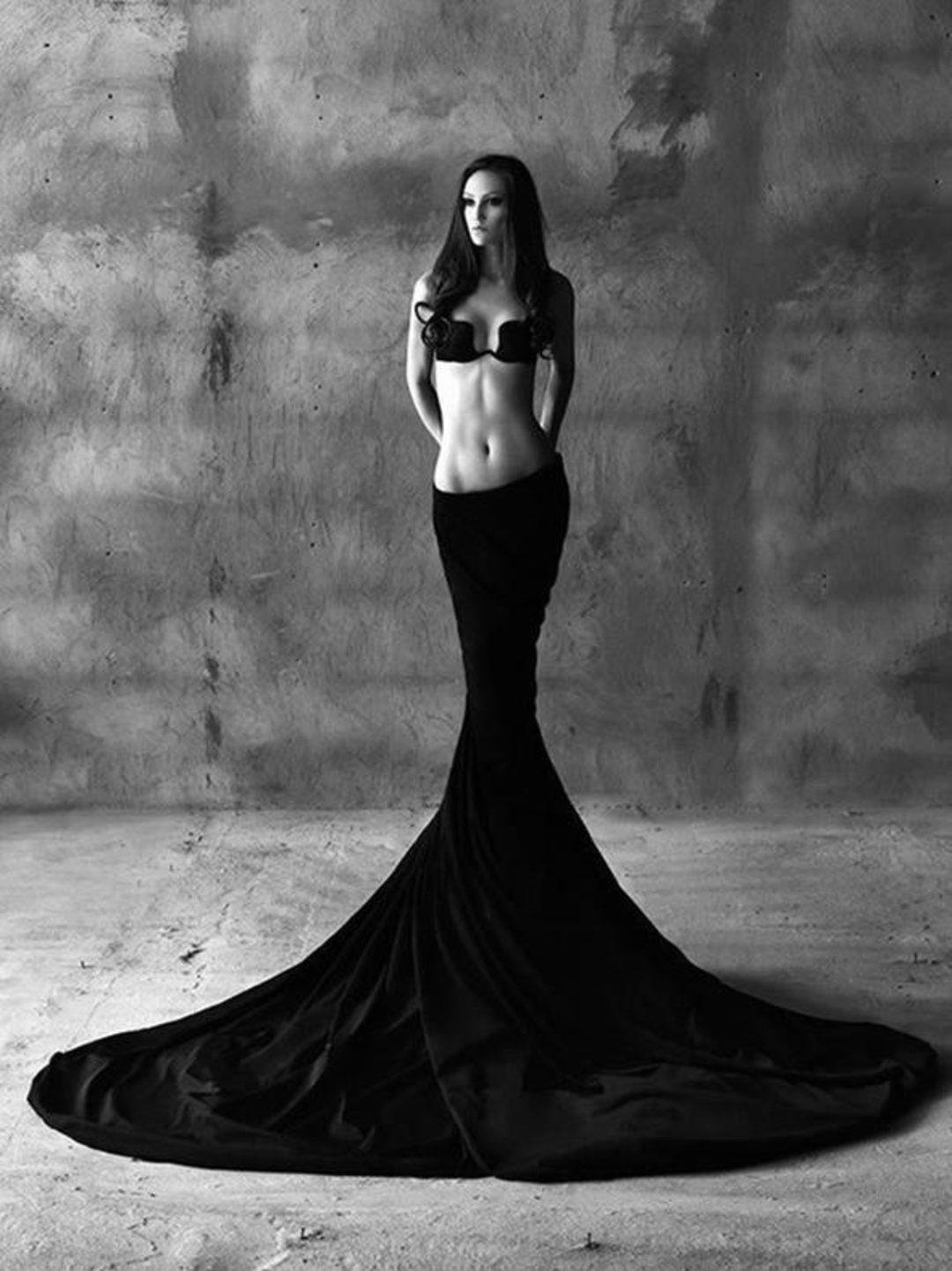 Красивая грациозная. Девушка в черном платье. Девушка в черном длинном платье. Фотосессия в длинном платье.