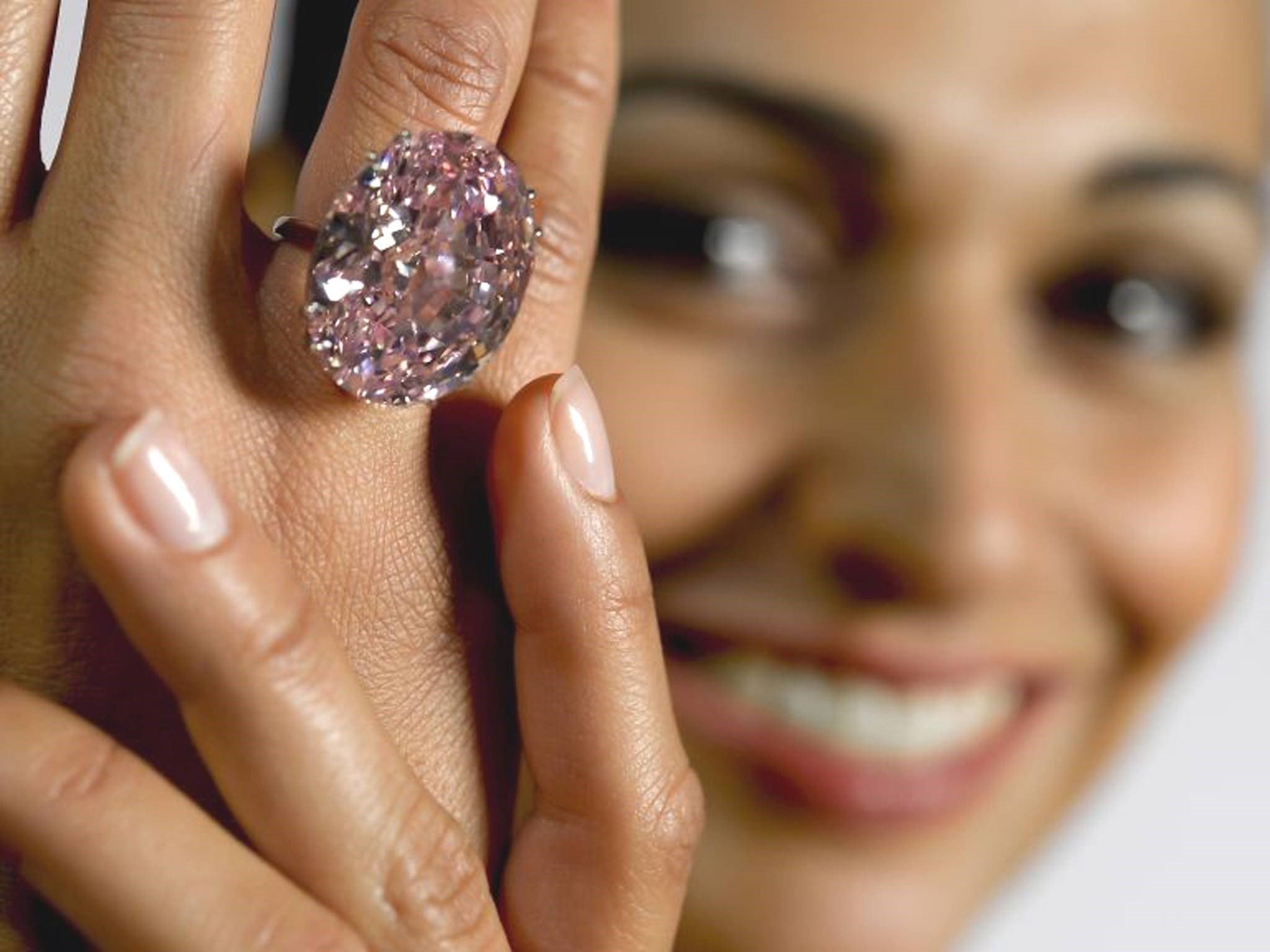 Женщина драгоценность. Драгоценные камни. Красивые бриллианты. Алмазы. Куча драгоценных камней.