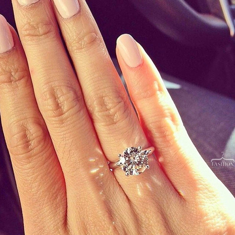 Кольцо на правом безымянном пальце у девушки. Барбара Палвин помолвочное кольцо. Красивое помолвочное кольцо. Красивые кольца. Бриллиантовое кольцо на руке.