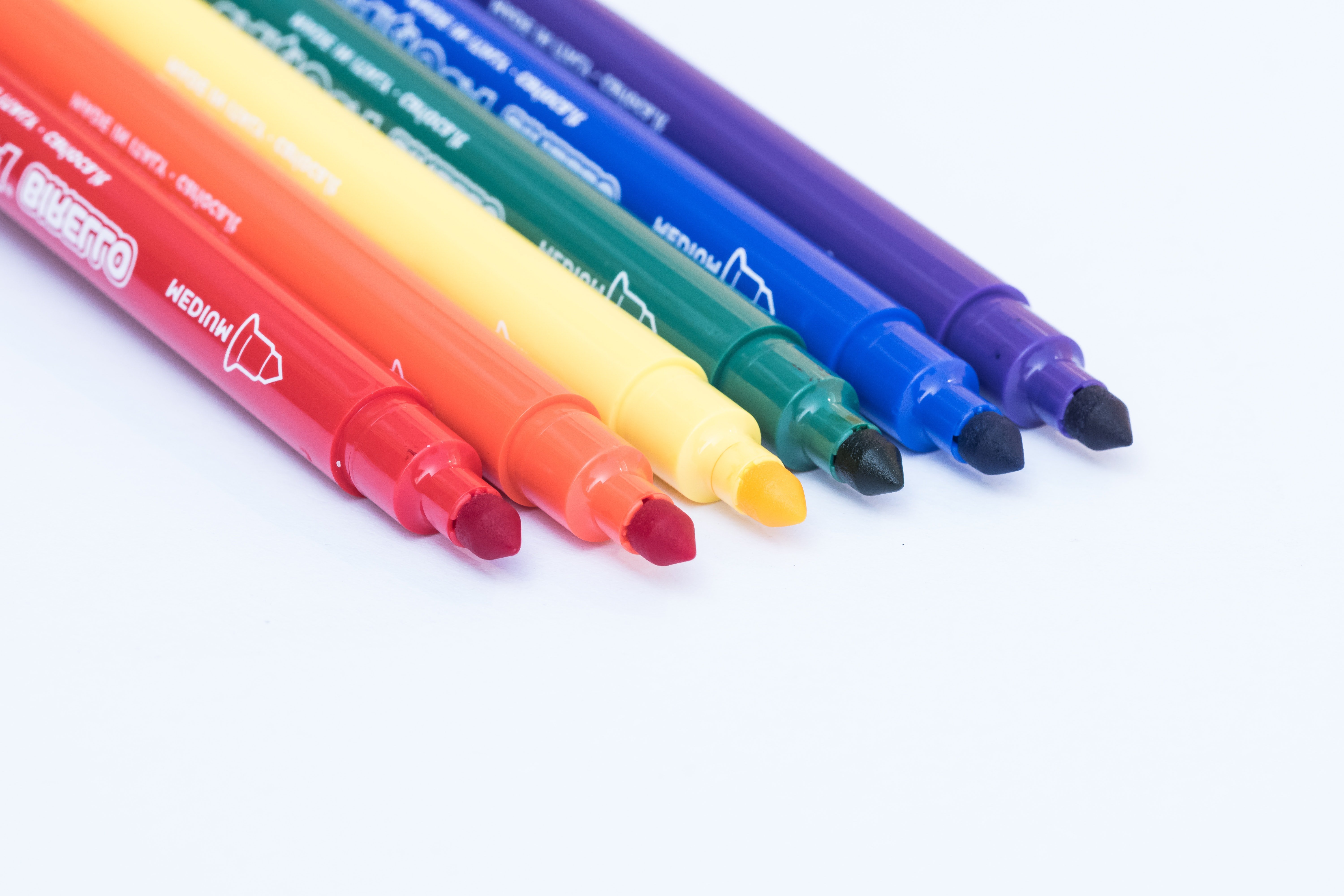 Цвет pen. Маркеры Рейнбоу Колорс. Разноцветные фломастеры. Цветные карандаши и фломастеры. Фломастеры на прозрачном фоне.
