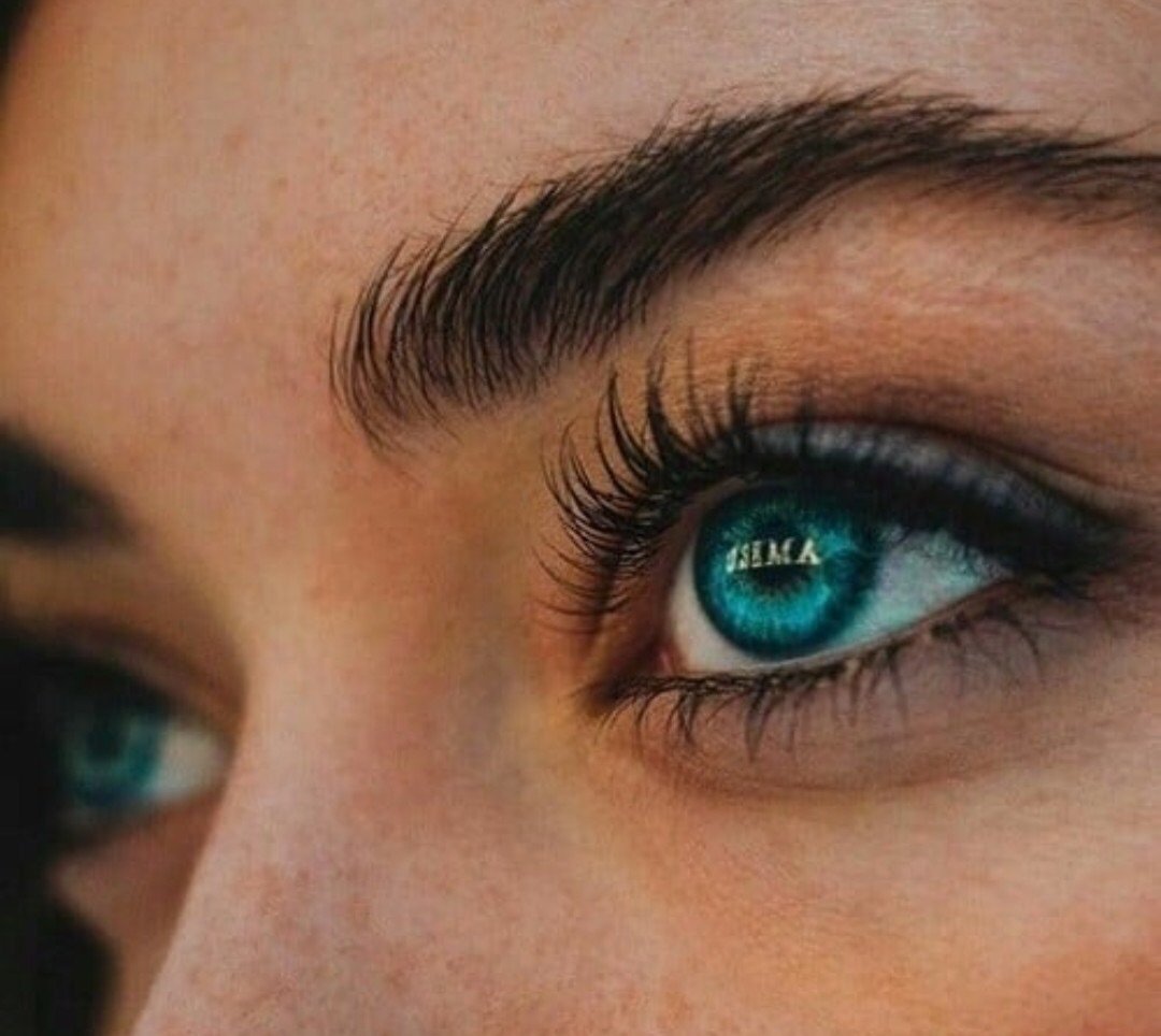Ярко голубой цвет глаз