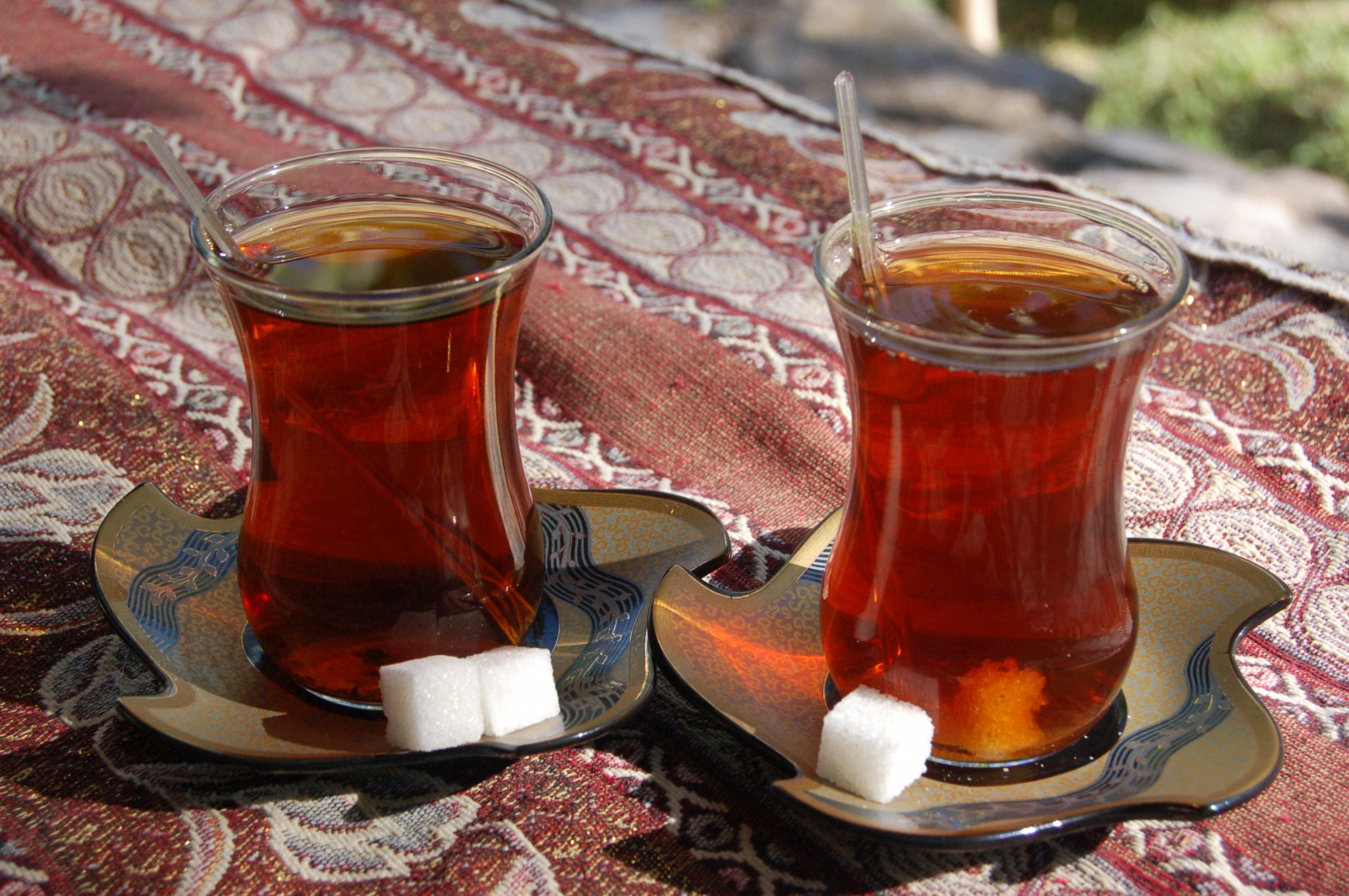 Почему турки пьют. Азербайджан чай армуды самовар. Азербайджанский чай армуду. Армуду чай Азербайджан. Баку чай армуды.