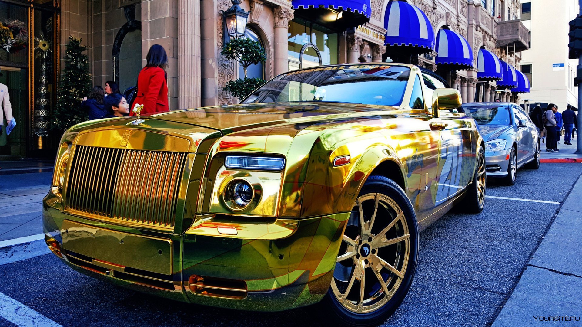 Крутой rolls royce. Золотой Роллс Ройс. Машина Роллс Ройс золотой. Rolls Royce Phantom Mansory золотой. Золотой Роллс Ройс шейха Дубая.