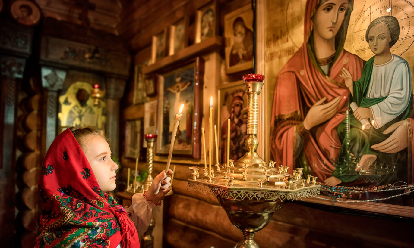 Моление в храме у иконы Богоматери. Православный храм. Девочка в храме. Дети в храме. Отрок божий