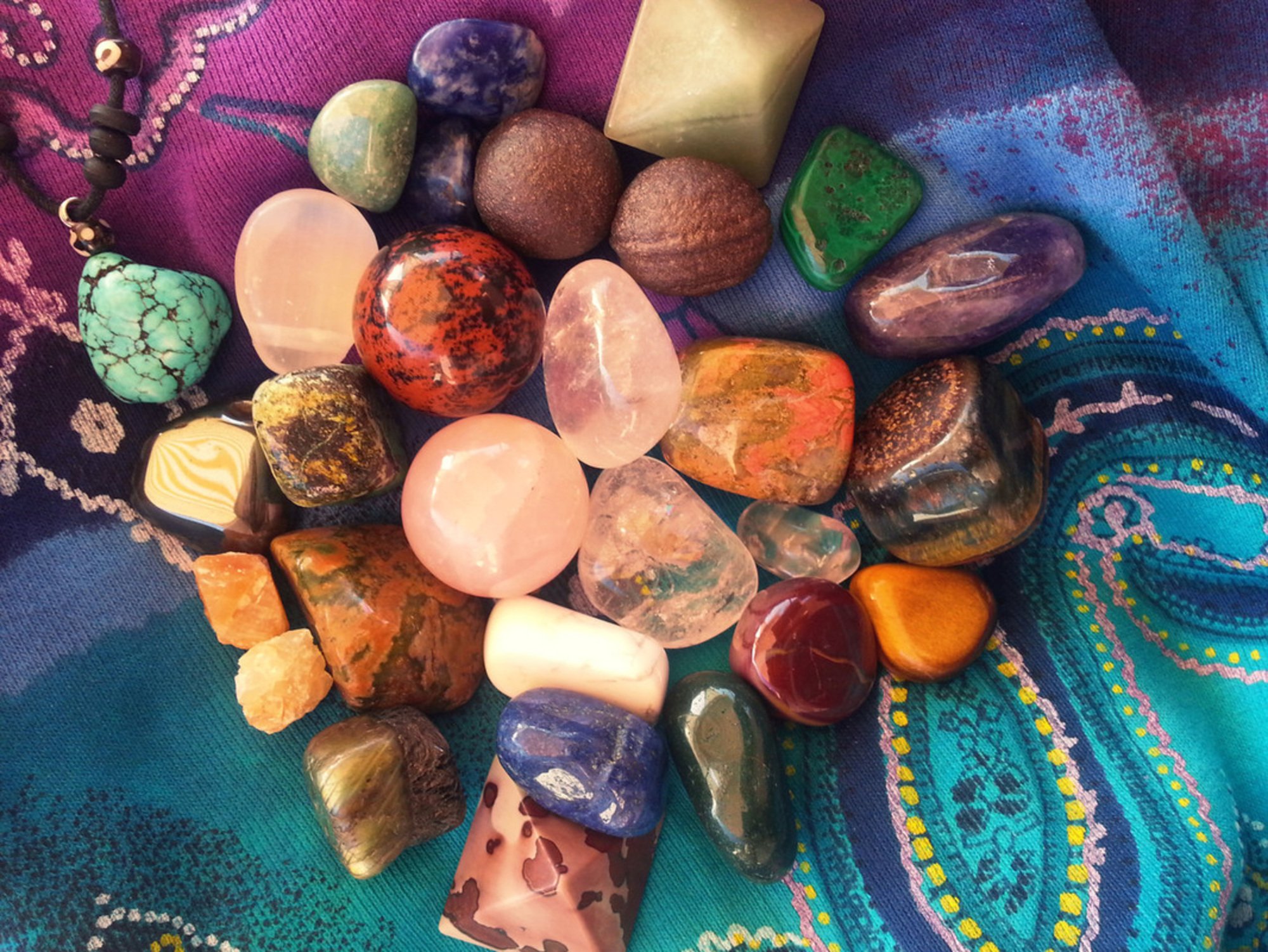 Камень оберег для мужчины. Самоцветы минералы. Самоцветы минералы натуральные камни. Талисманы КВАМИ. Камень удачи.