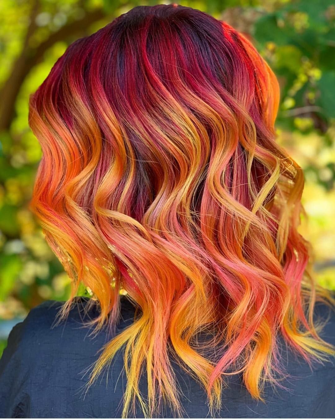 Рыжие волосы с яркими прядями