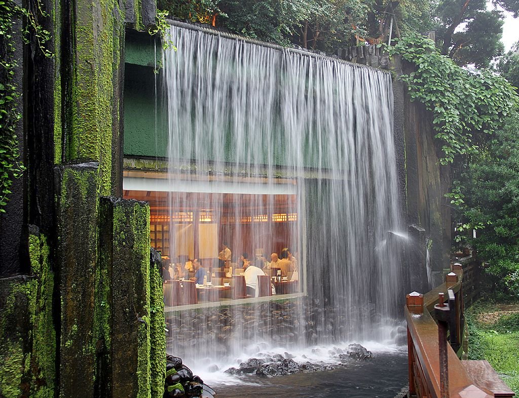 Водопад по другому. Сад нан лиан Гонконг. Ива Вавилонская водопад (vodopad). Река Квай водопад. Водопад в ландшафтной архитектуре.