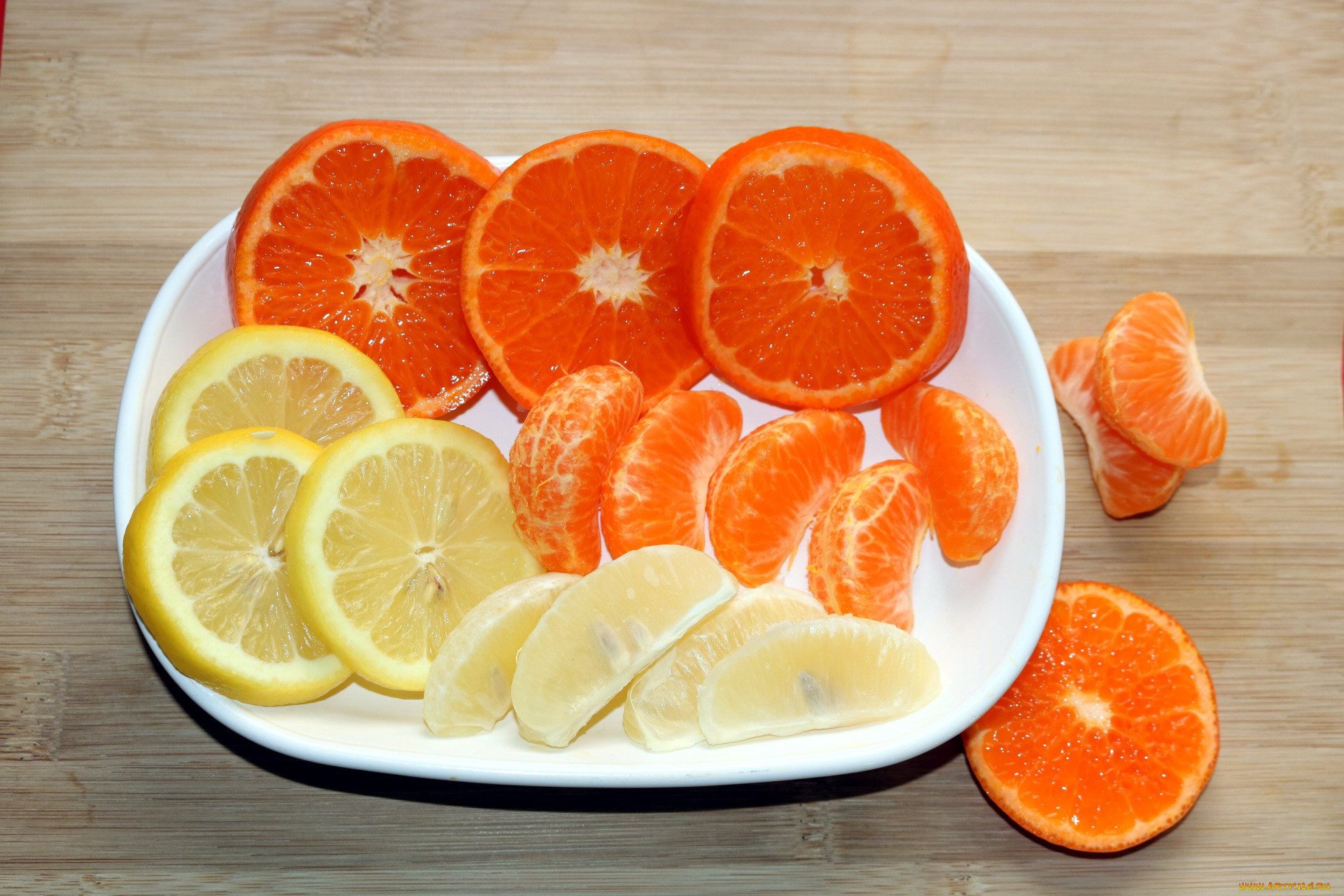 Мандарины на тарелке. Апельсин мандарин грейпфрут. Мандарин померанец. Апельсины, мандарины, лимоны, помело и грейпфруты. Цитрус дольки грейпфрут лимон апельсин.