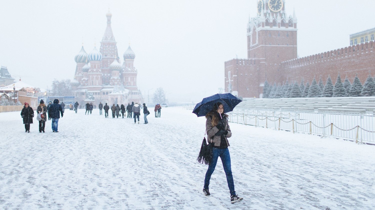 Самый холодный апрель. Зима в Москве. Снег в Москве. Москва зимой снег. Люди в Москве зимой.