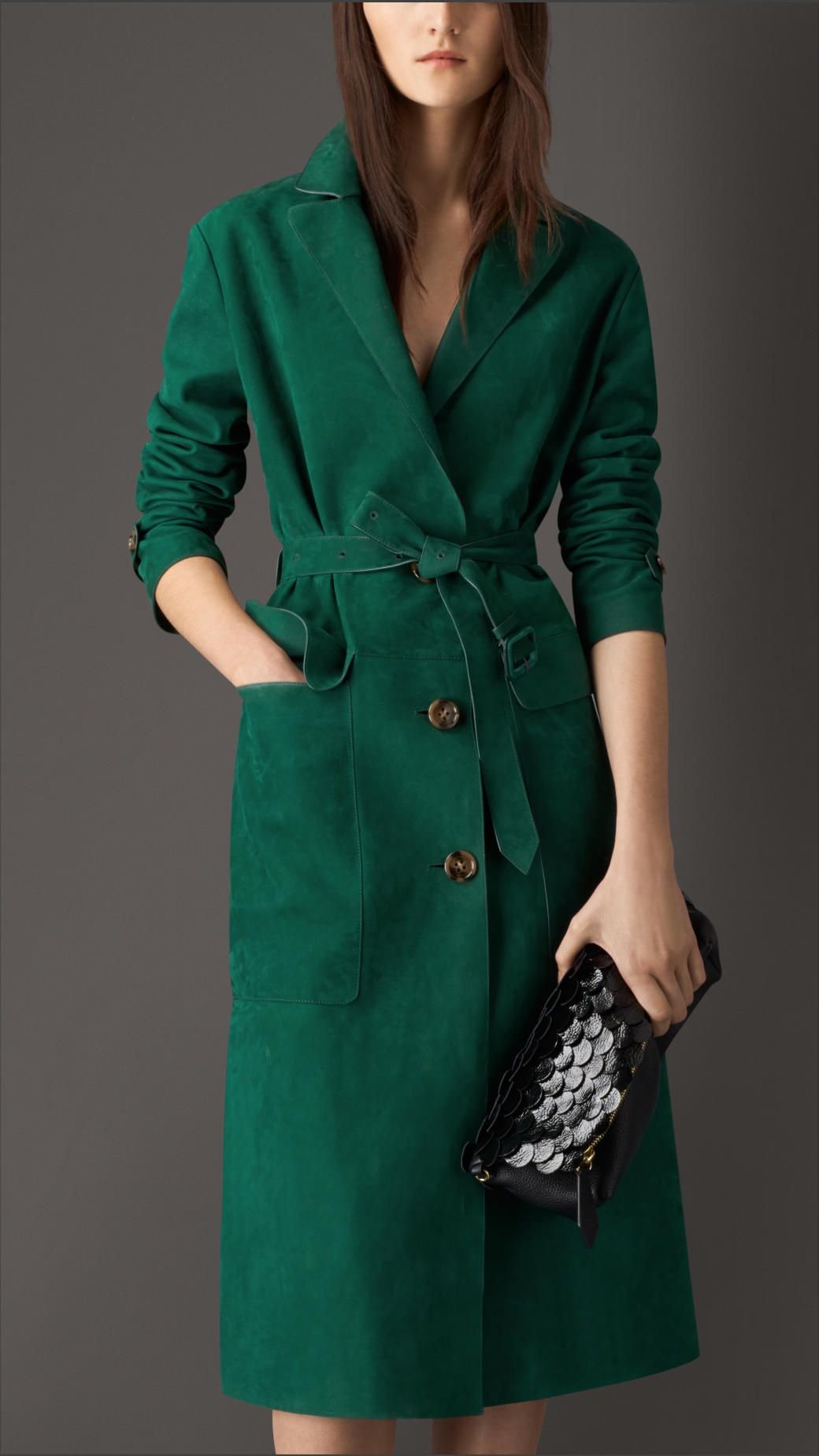 Зеленое пальто купить. Плащ тренч изумрудный. Пальто Барбери женское зеленое. Изумрудное пальто pompa. Тренч изумруд.