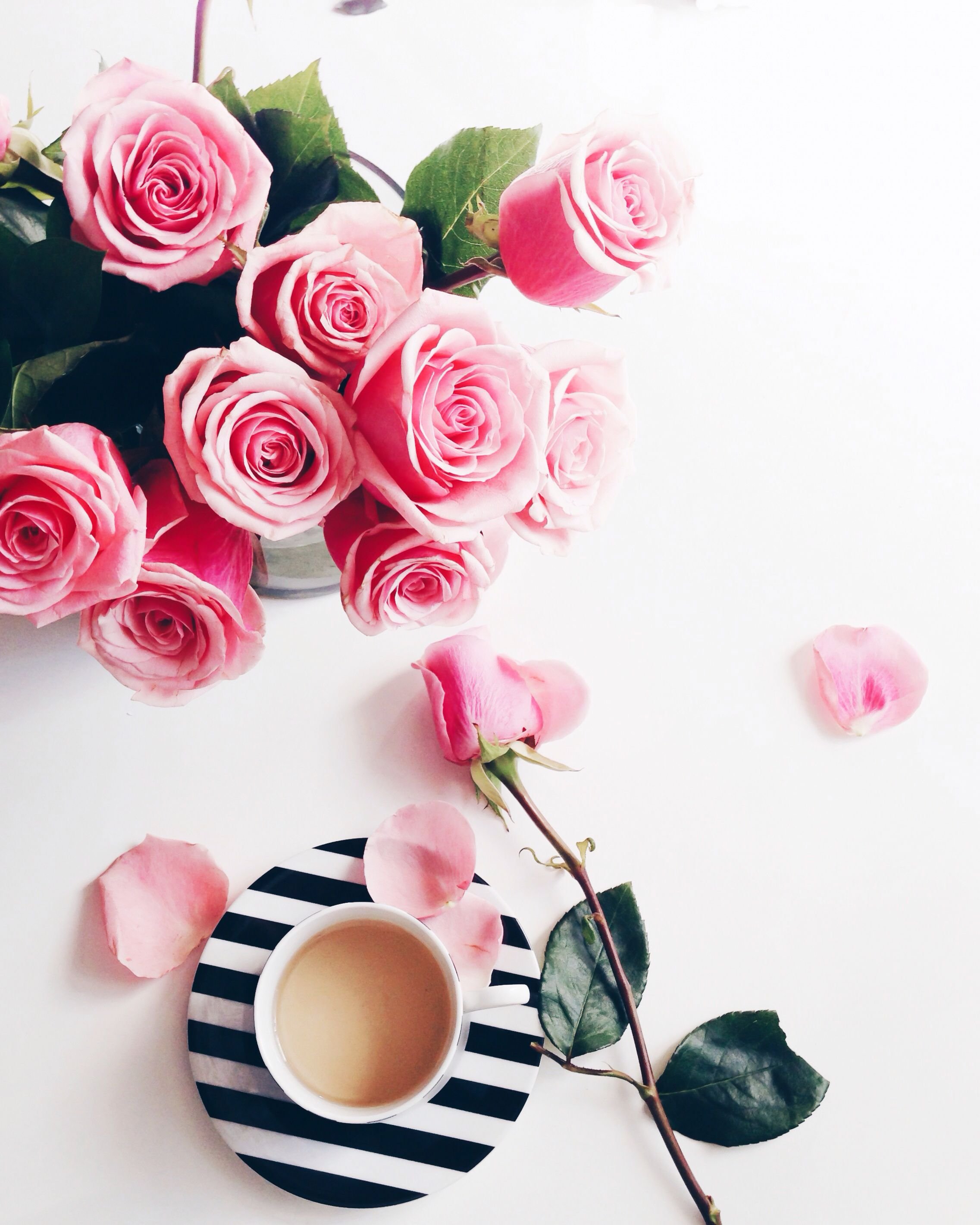 Картинка стильная доброе. Розовые розы и кофе. Стильные открытки с добрым утром. Курсы Инстаграм. Розовые розы с чашкой.
