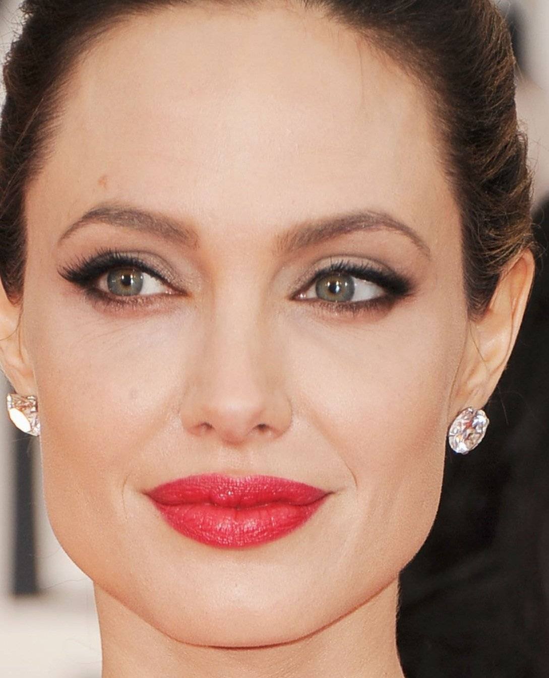 Овальный лоб. Макияж Анджелины Джоли. Анджелина Джоли макияж глаз. Мейкап Анджелины Джоли. Брови Анджелины Джоли.