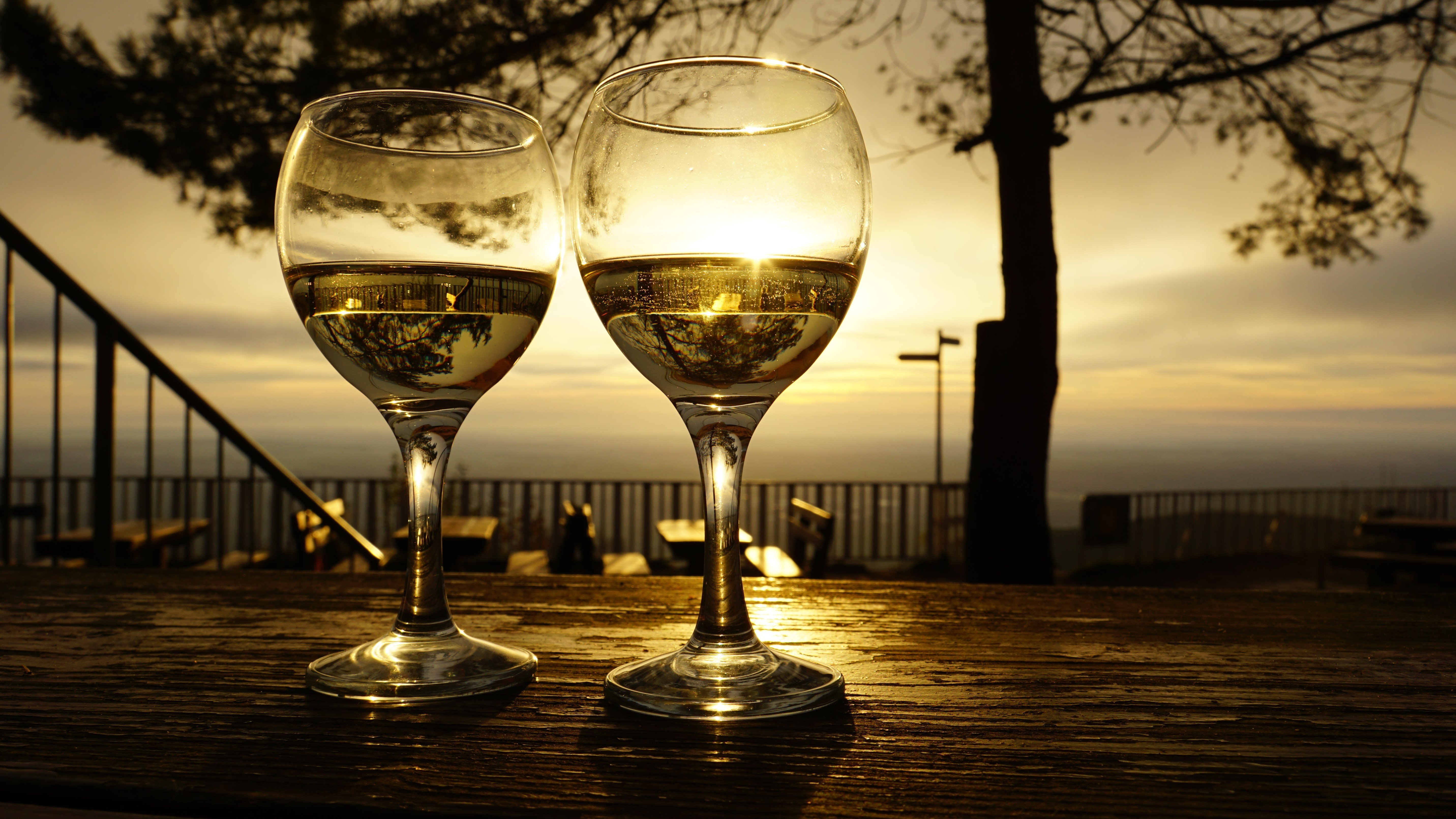 Два бокала вина бабек. Бокал вина. Красивые бокалы. Бокалы на столе. Бокалы для белого вина.