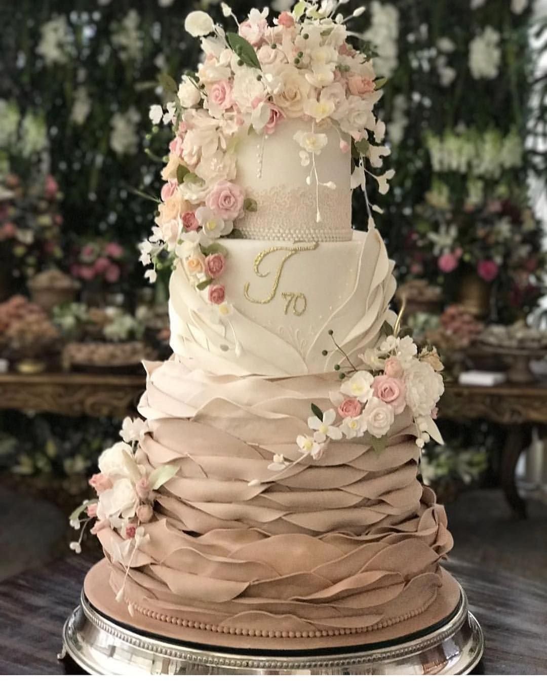 Свадебный торт шикарный
