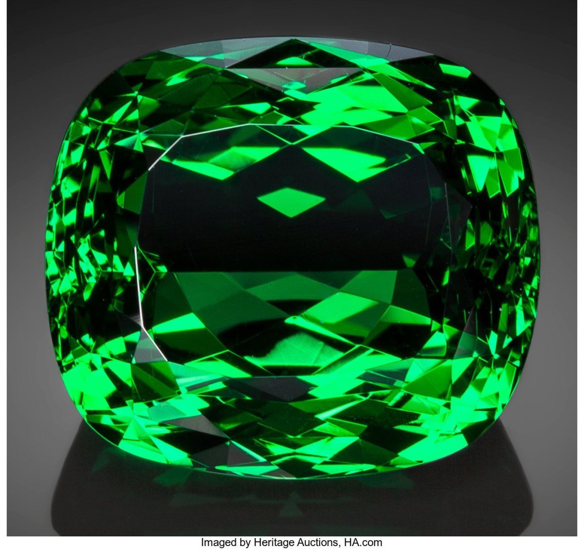 Изумрудные самоцветы. Зеленый камень полудрагоценный изумруд. Изумруд нефрит хризолит. Эмеральд изумруд. Тсаворит и изумруд.