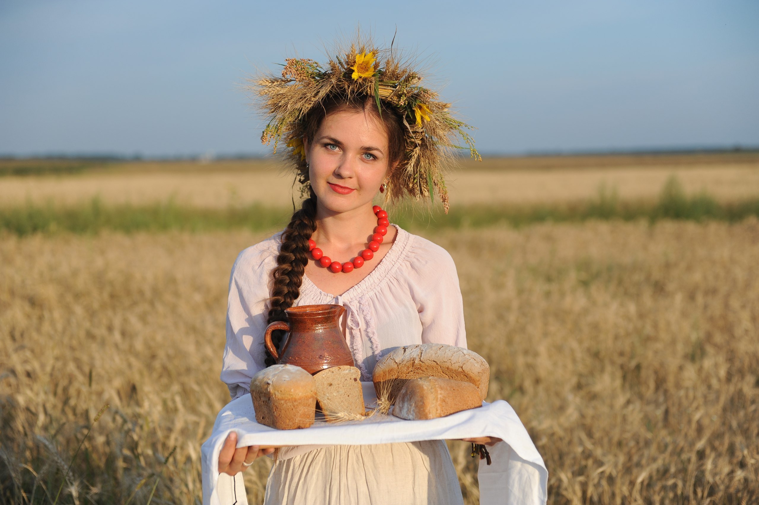 Наташа русская душа. Девушка с караваем. Девушка в народном костюме с караваем. Славянские девушки. Девушка с хлебом и солью.