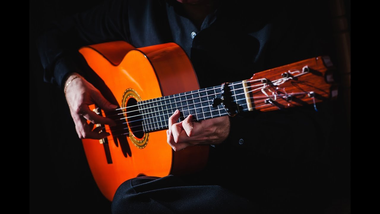 Играть гитаре испанскую