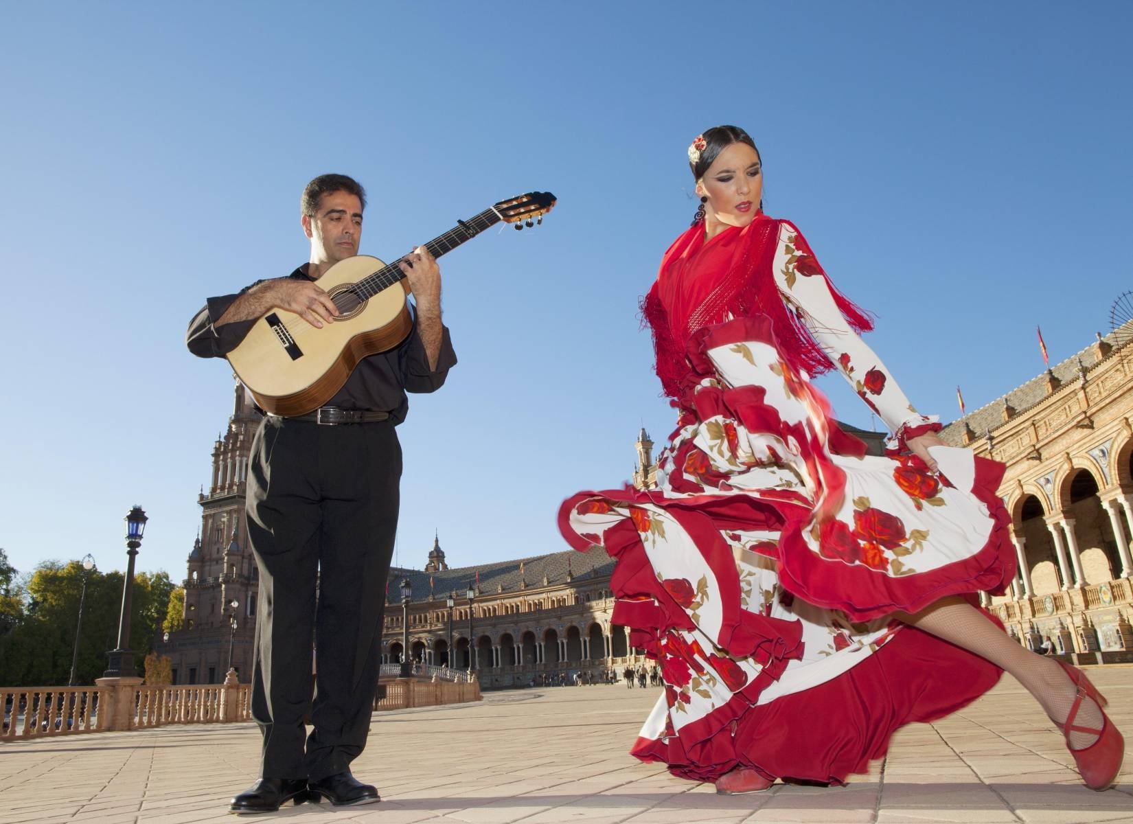 Испанская игра на гитаре. Фламенко Испания гитарист. Испания фламенко танец на улице. Фламенко гитара Испания. Музыкальная культура фламенко.