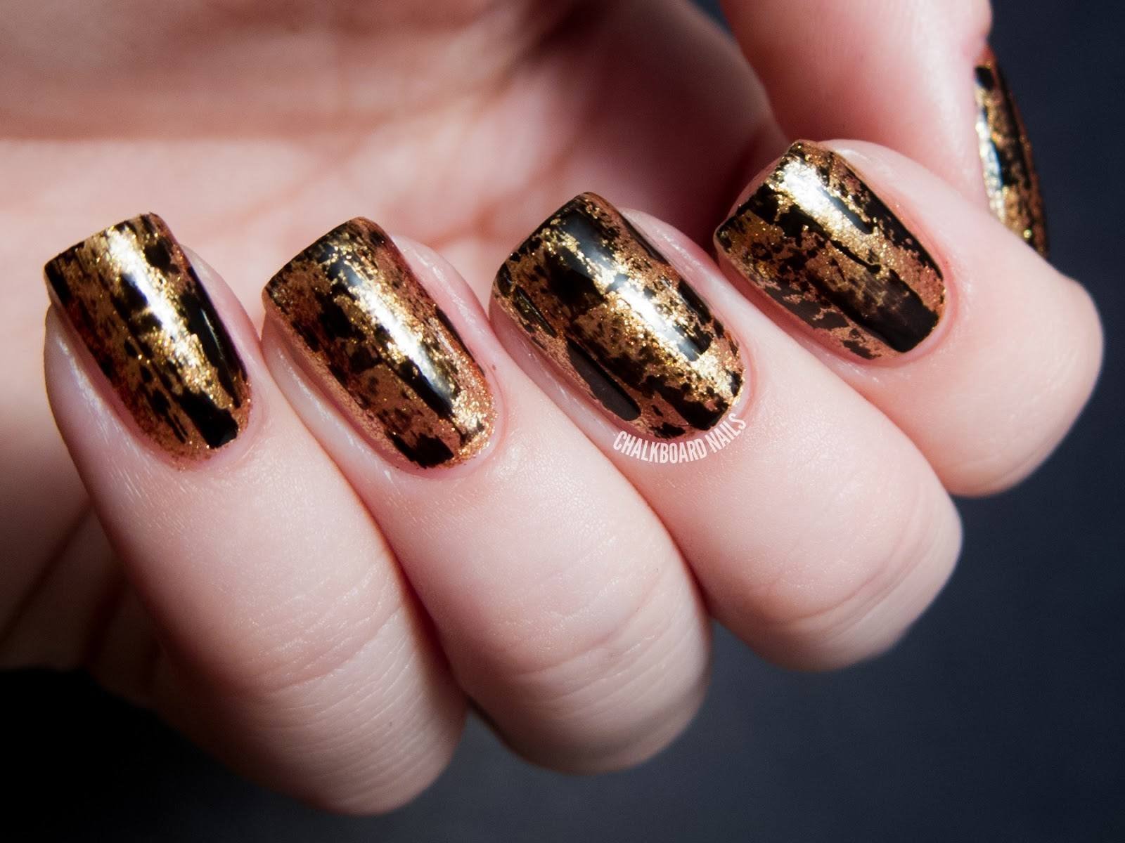 Дизайн ногтей золотом цвете. Золотые ногти. Ногти золото с черным. Маникюр золото. Золотистый маникюр.