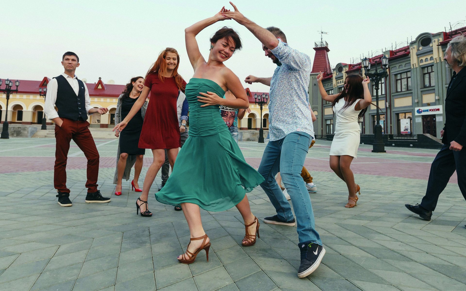 Танцы танцы словно иностранцы. Люди танцуют на улице. Пара танцует на улице. Фотосессия танец на улице. Танцующие люди.