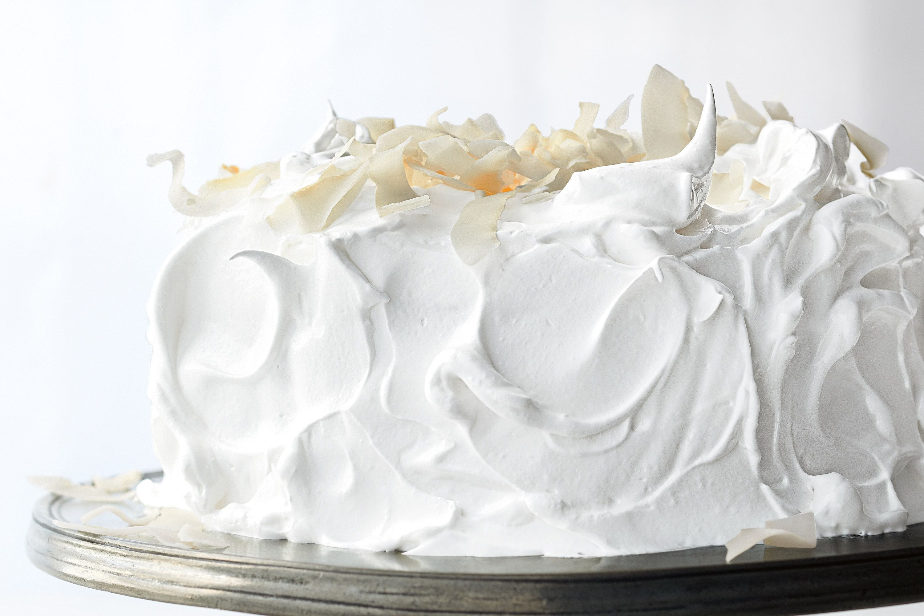 Белковый крем без. Торт с белково заварным кремом. Крем меренга для украшения торта. Украшение торта взбитыми белками. Украшение торта взбитыми сливками.