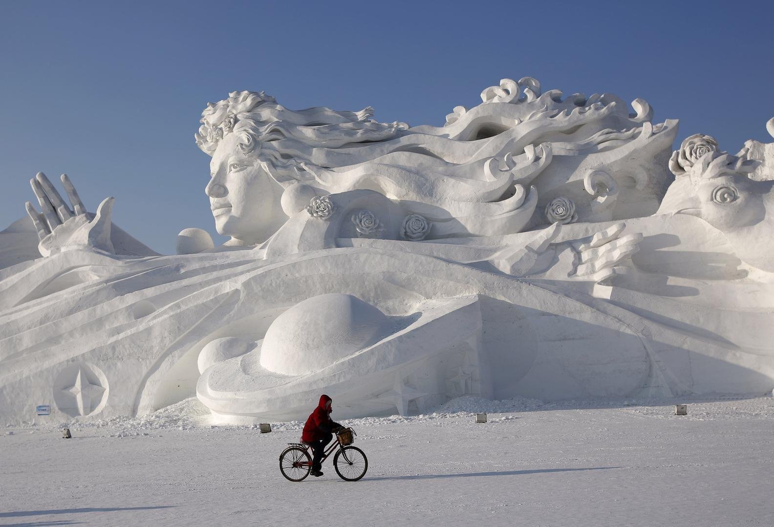 Самый большой сугроб. Харбинский фестиваль «снег и лед» остров солнца. Снежные горки. Большие снежные горки. Снежные скульптуры.