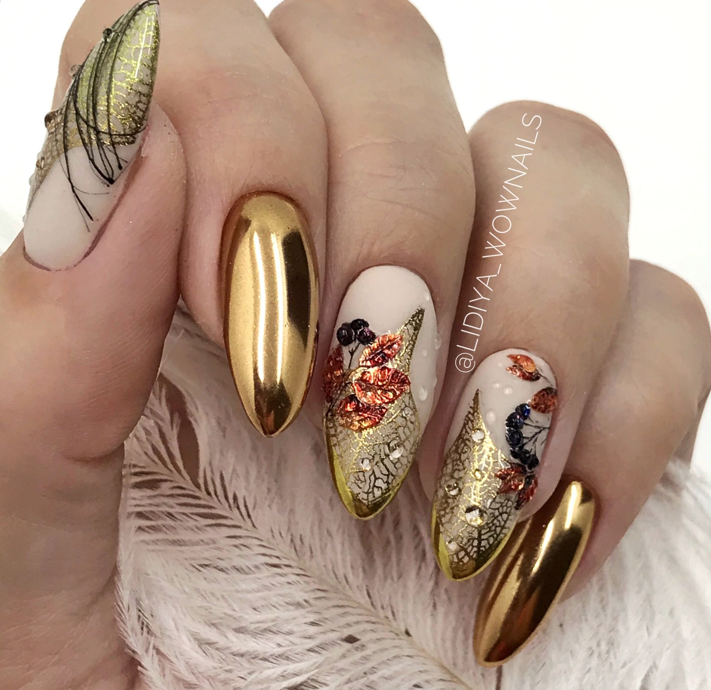 Ногти 2024 золото. Осенние ногти. Золотые ногти. Осенний дизайн ногтей. Ногти осенние с золотом.