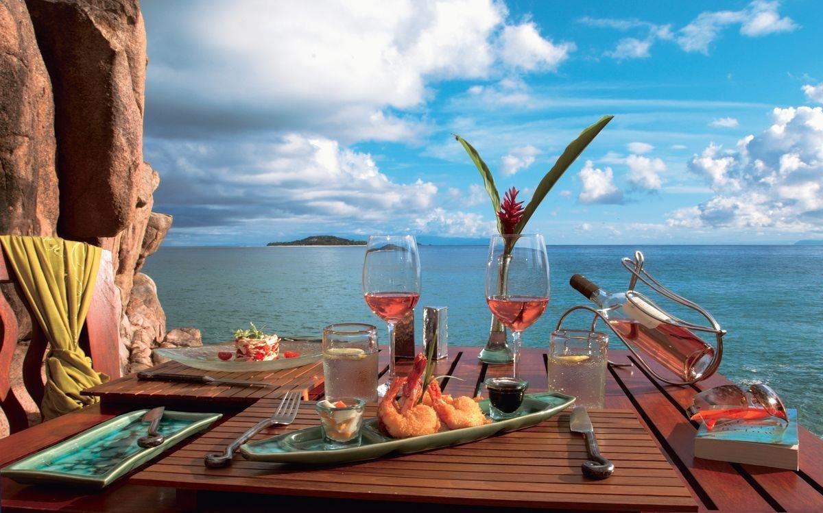 Чудесный отдых тура. Столик с видом на море. Ужин на берегу моря. Романтический ужин на берегу моря. Завтрак у моря.