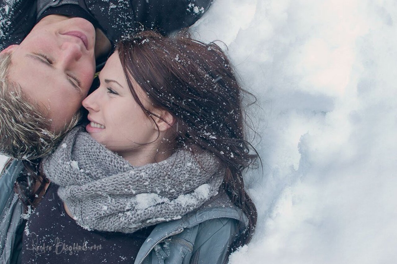 С ней зима теплее лета песня. Влюбленные в снегу. Влюбленные зима. Любовь зимой. Мужчина и женщина зимой.