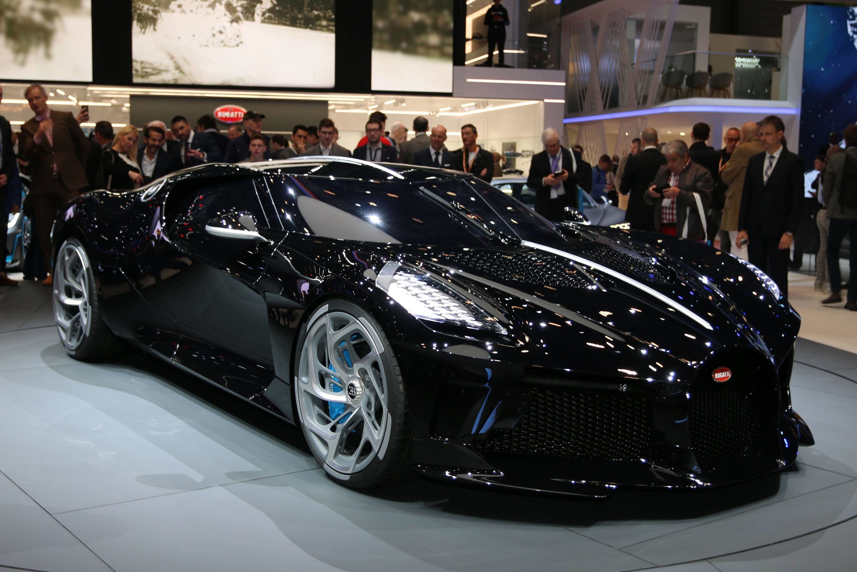 Какой самый крутой мир. Бугатти 11 млн евро. Бугатти la voiture noire 2021. Бугатти 1000000. Bugatti Veyron 2021.