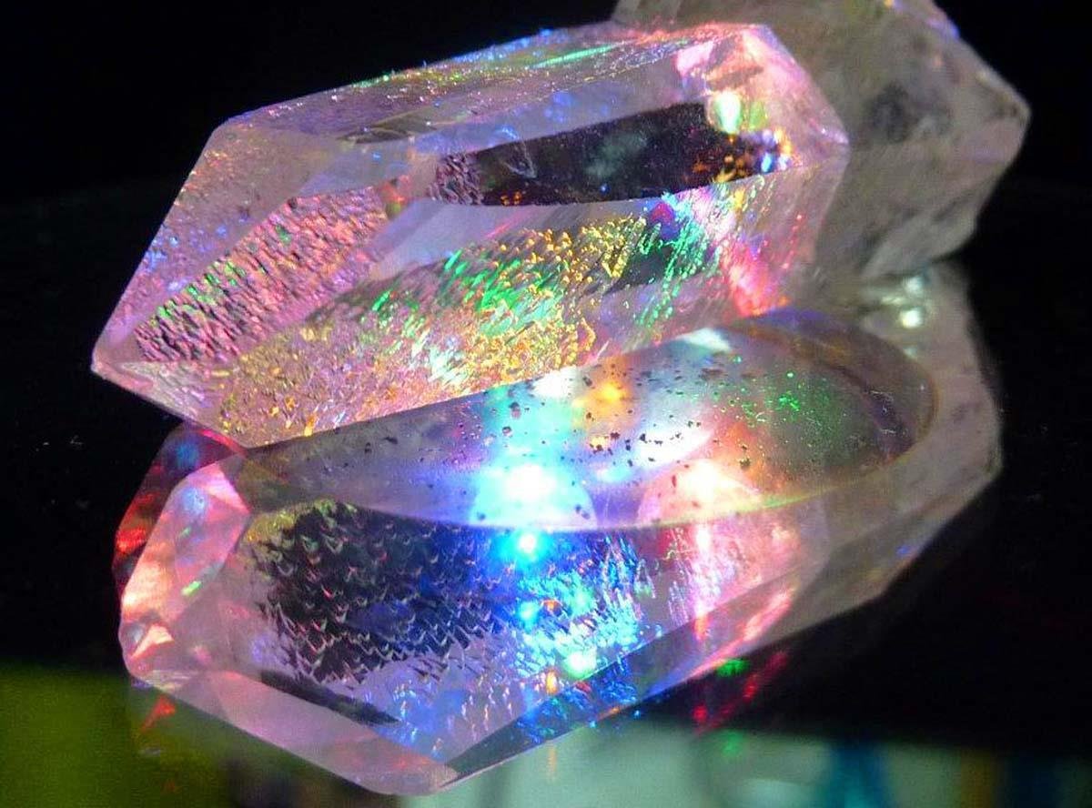 Кристаллические камни. Турмалин Радужный кварц. Камень Crystal Quartz. Самоцветы минералы Кристалл. Иризация кварца.