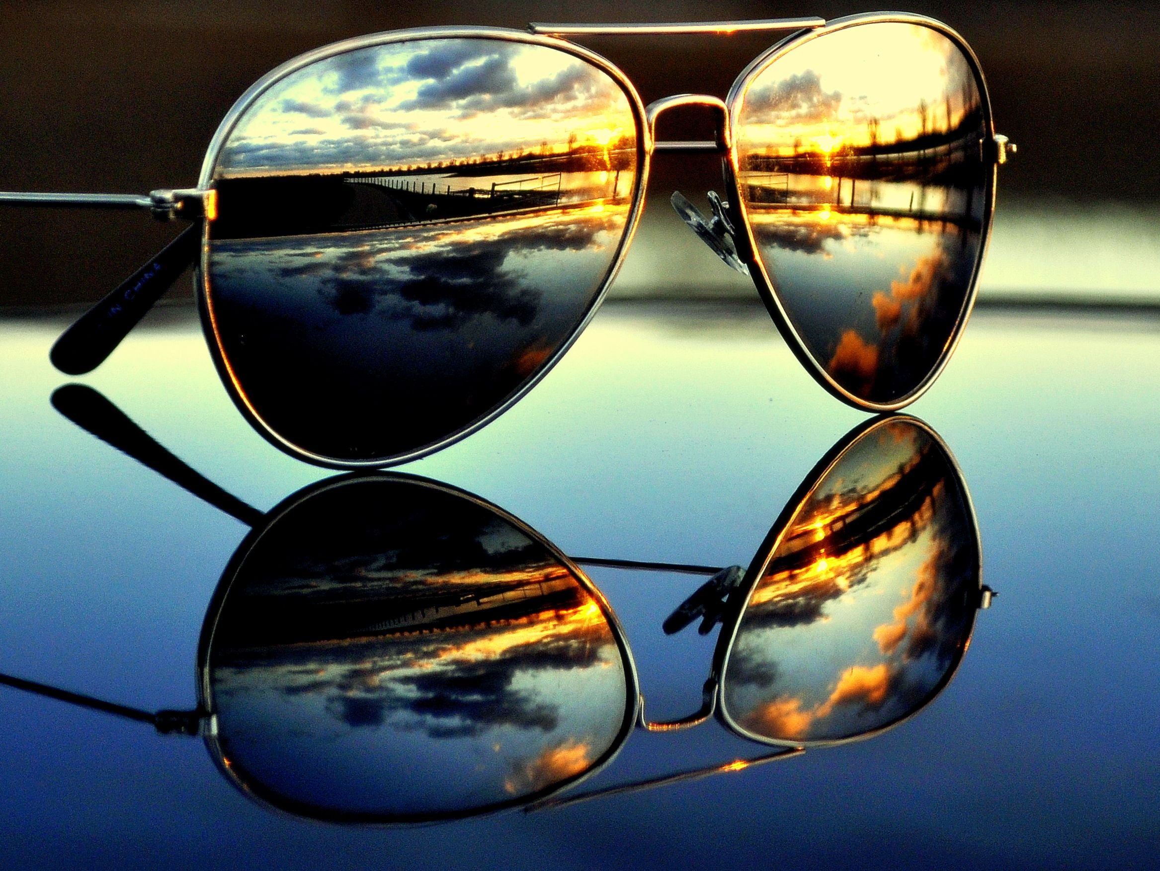 Фото отражение в очках. Отражение в очках. Солнечные очки. Солнцезащитные очки с отражением. Отражение в солнечных очках.