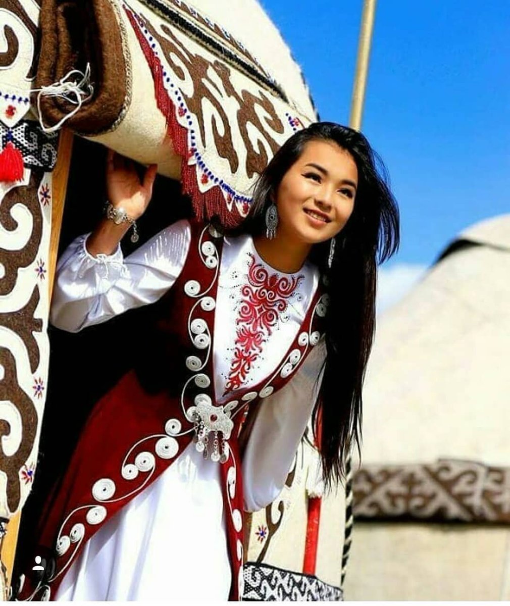 Киргизы башкирия. Киргизистан Национальная одежда. Киргизская Национальная одежда женская. Казашка в национальном костюме. Красивые казашки в национальной одежде.