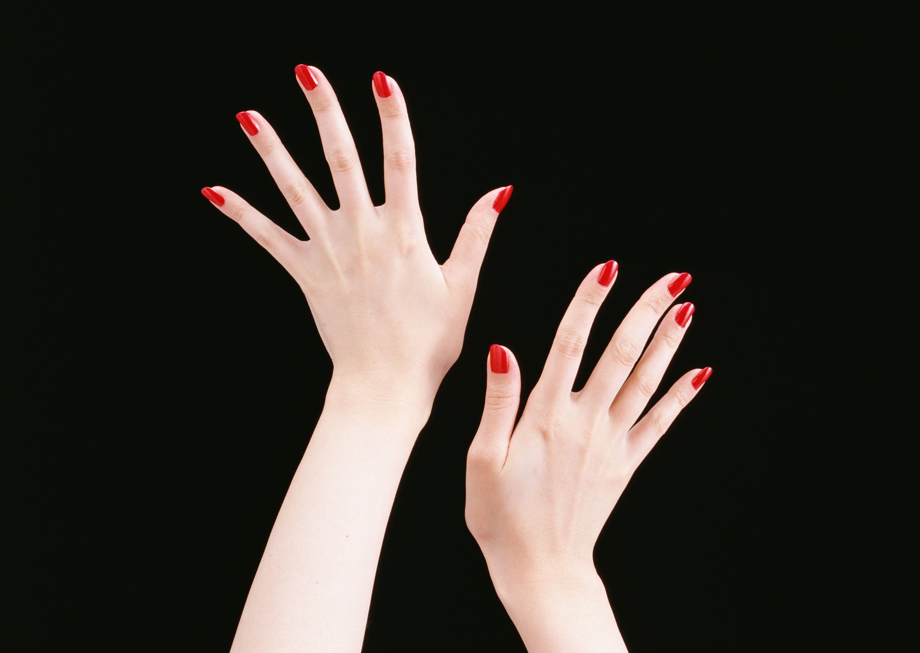 Пальцы женщин красивые. Женская рука. Женская рука с маникюром. Красивые пальцы. Красивые кисти рук.