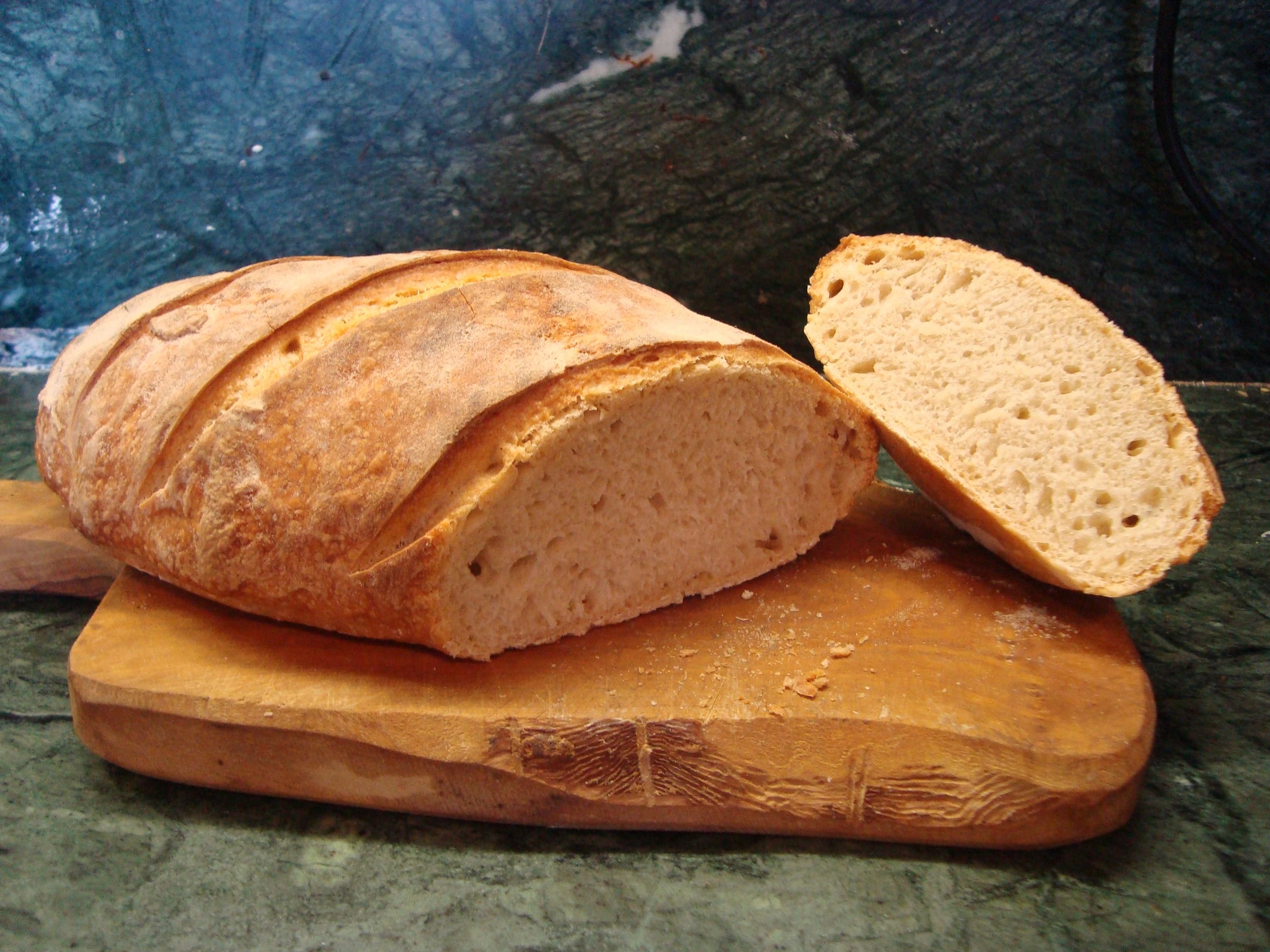 Подовой домашний хлеб. Хлеб. Вкусный хлеб. Горячий хлеб. Готовый хлеб.