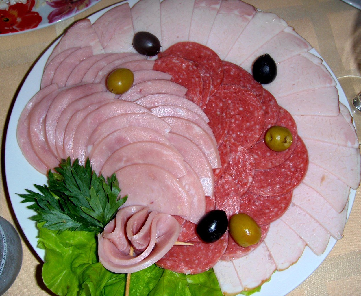 Нарезка мясная на праздничный стол в домашних